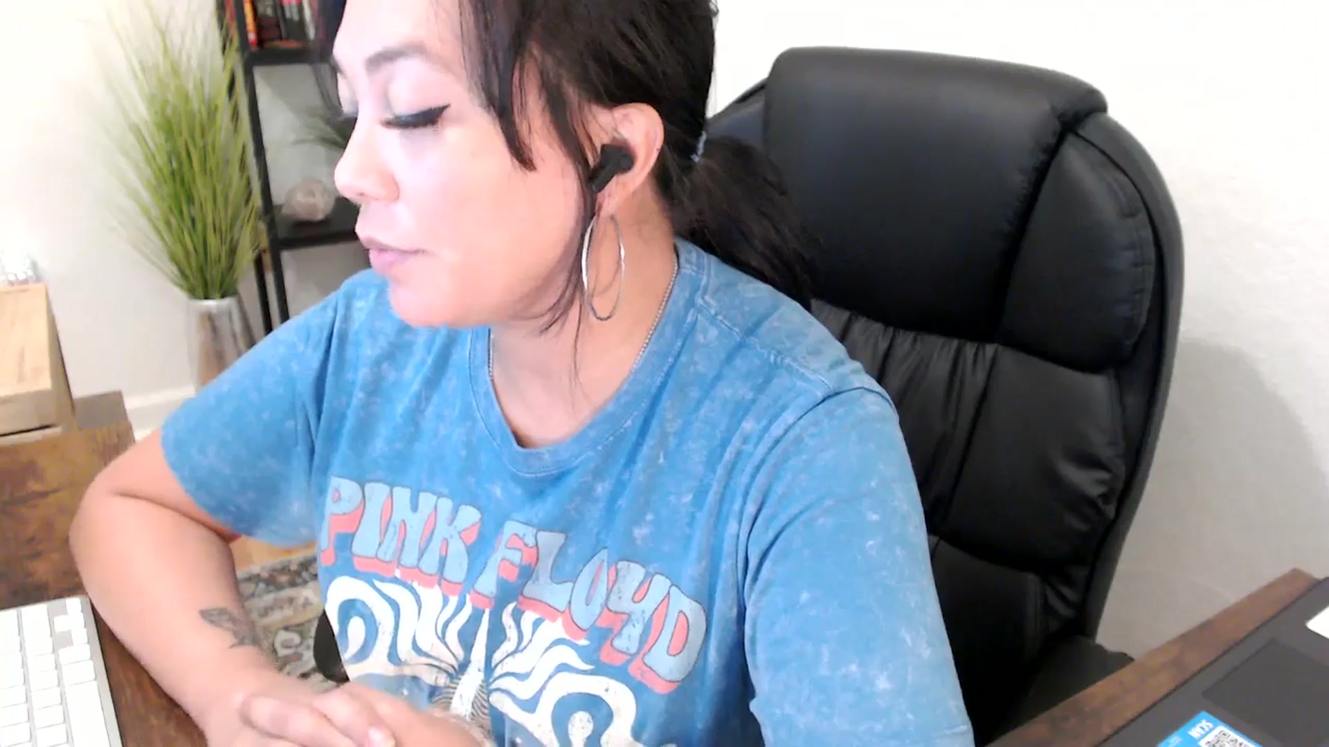 Gallery image thumbnail from MickaylaMinx's myfreecams stream on, 11/27/2024, 16:22 image 13 of 20