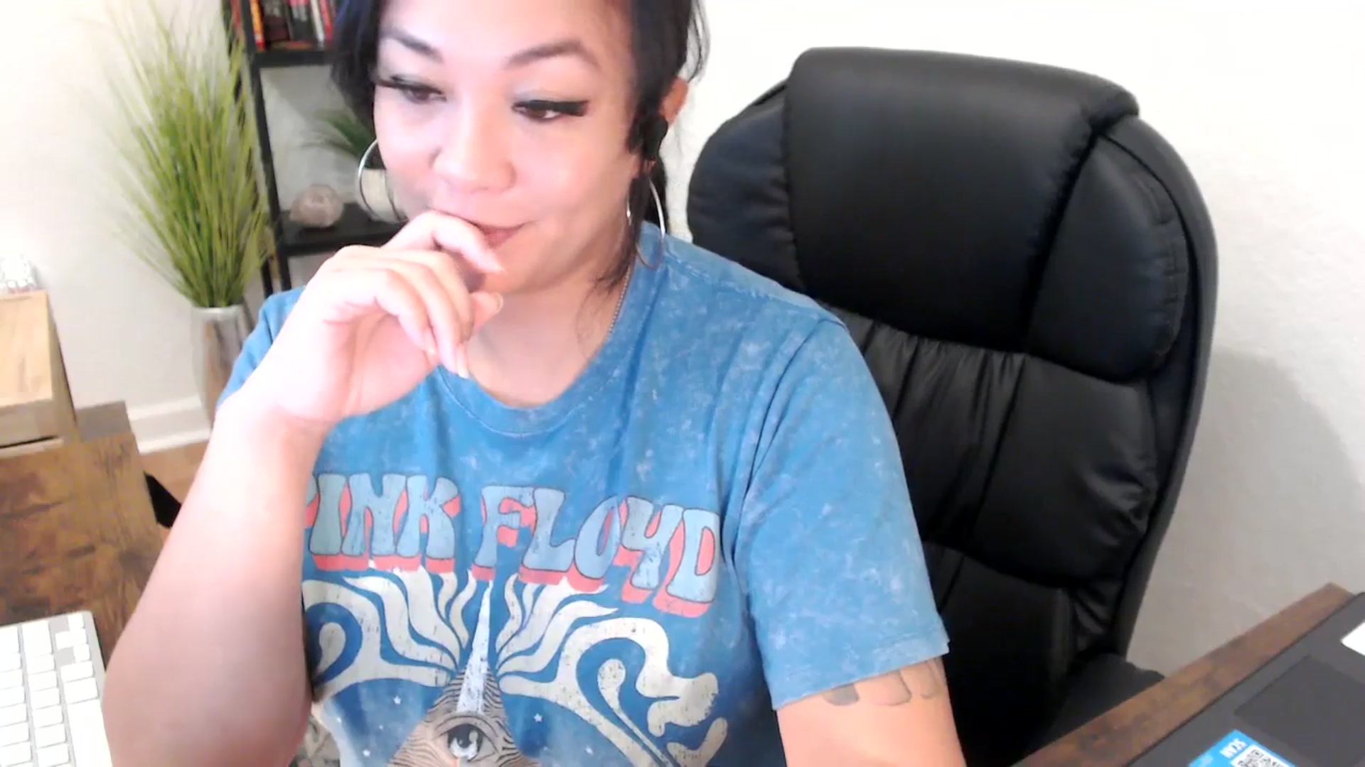 Gallery image thumbnail from MickaylaMinx's myfreecams stream on, 11/27/2024, 16:22 image 12 of 20