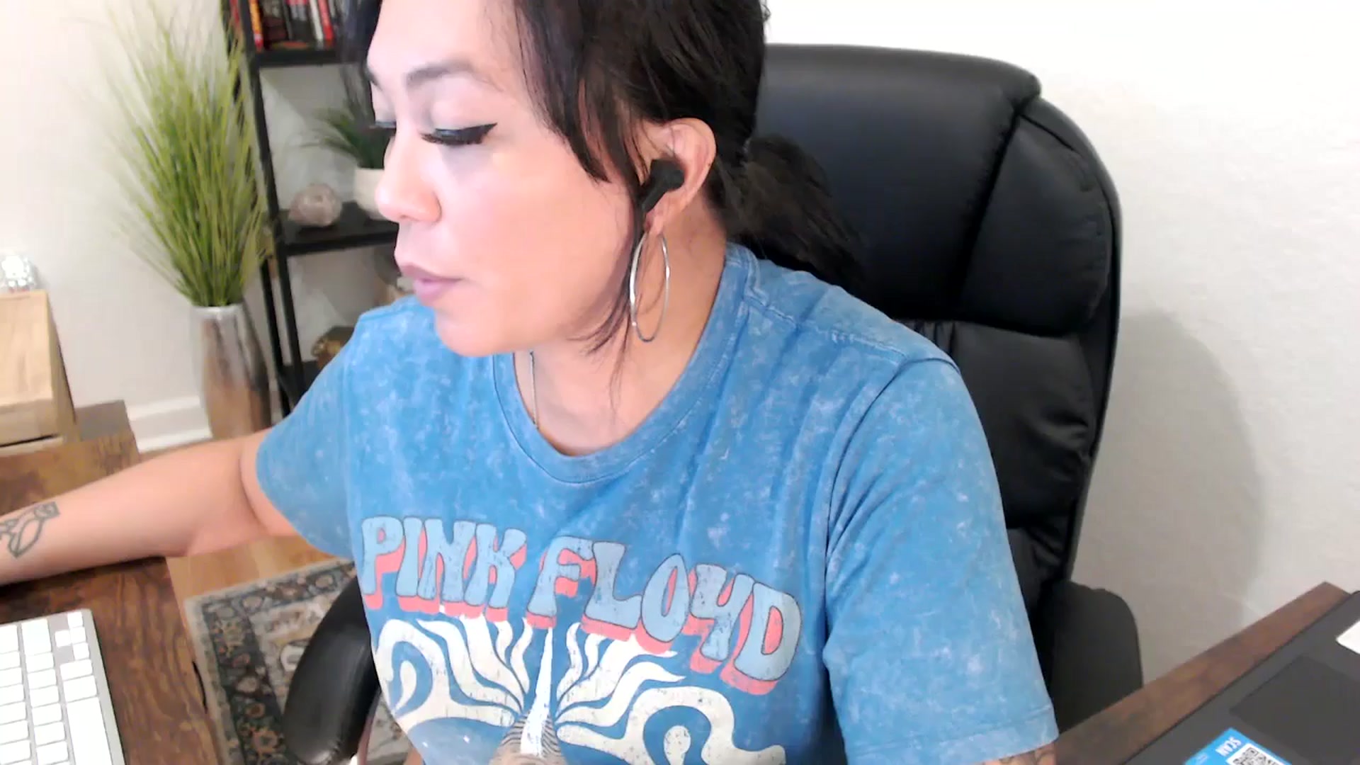 Gallery image thumbnail from MickaylaMinx's myfreecams stream on, 11/27/2024, 16:22 image 19 of 20