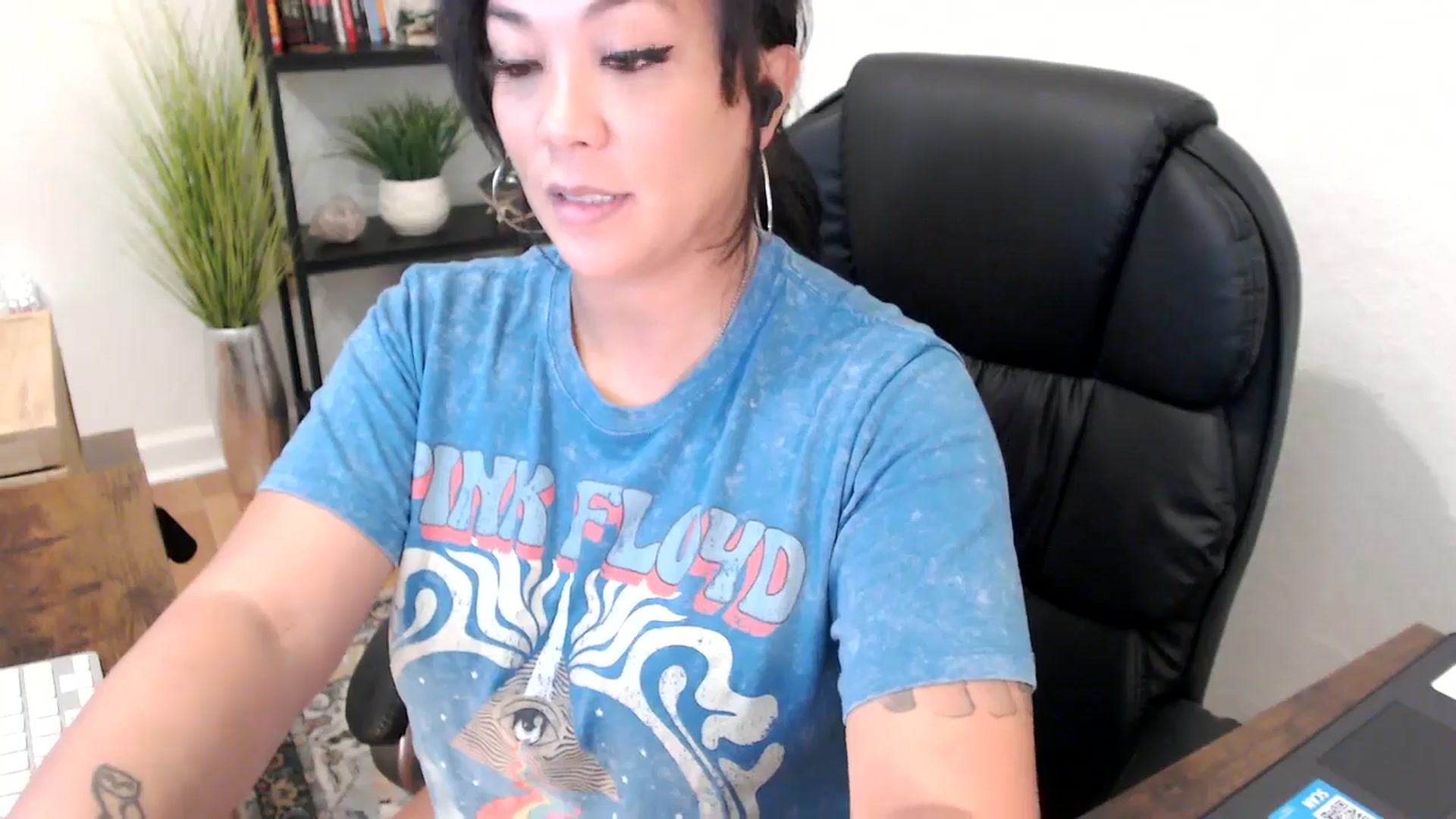 Gallery image thumbnail from MickaylaMinx's myfreecams stream on, 11/27/2024, 16:22 image 10 of 20