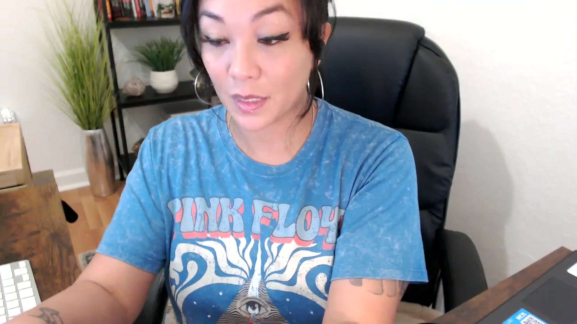 Gallery image thumbnail from MickaylaMinx's myfreecams stream on, 11/27/2024, 16:42 image 6 of 20