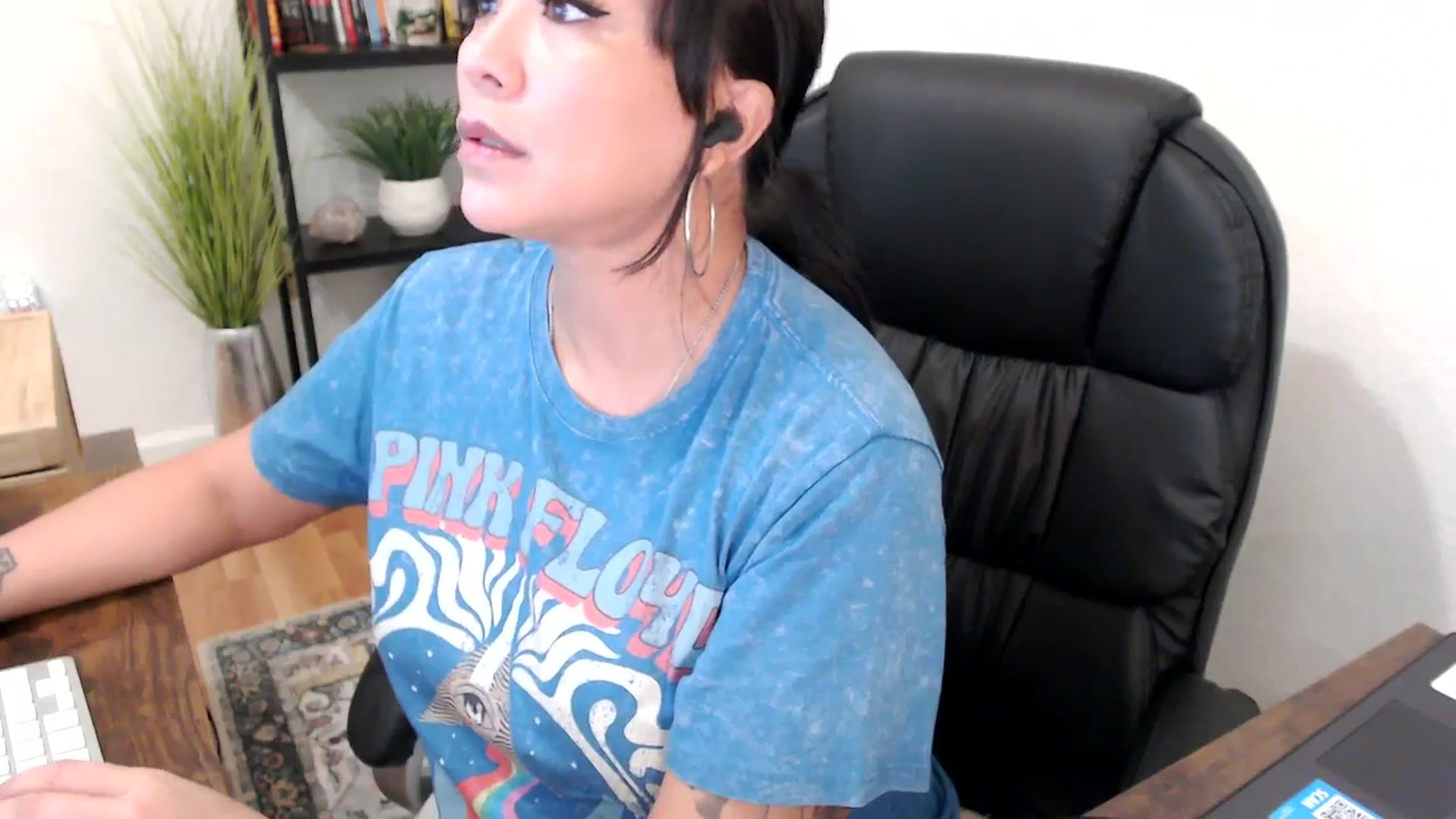 Gallery image thumbnail from MickaylaMinx's myfreecams stream on, 11/27/2024, 16:42 image 2 of 20