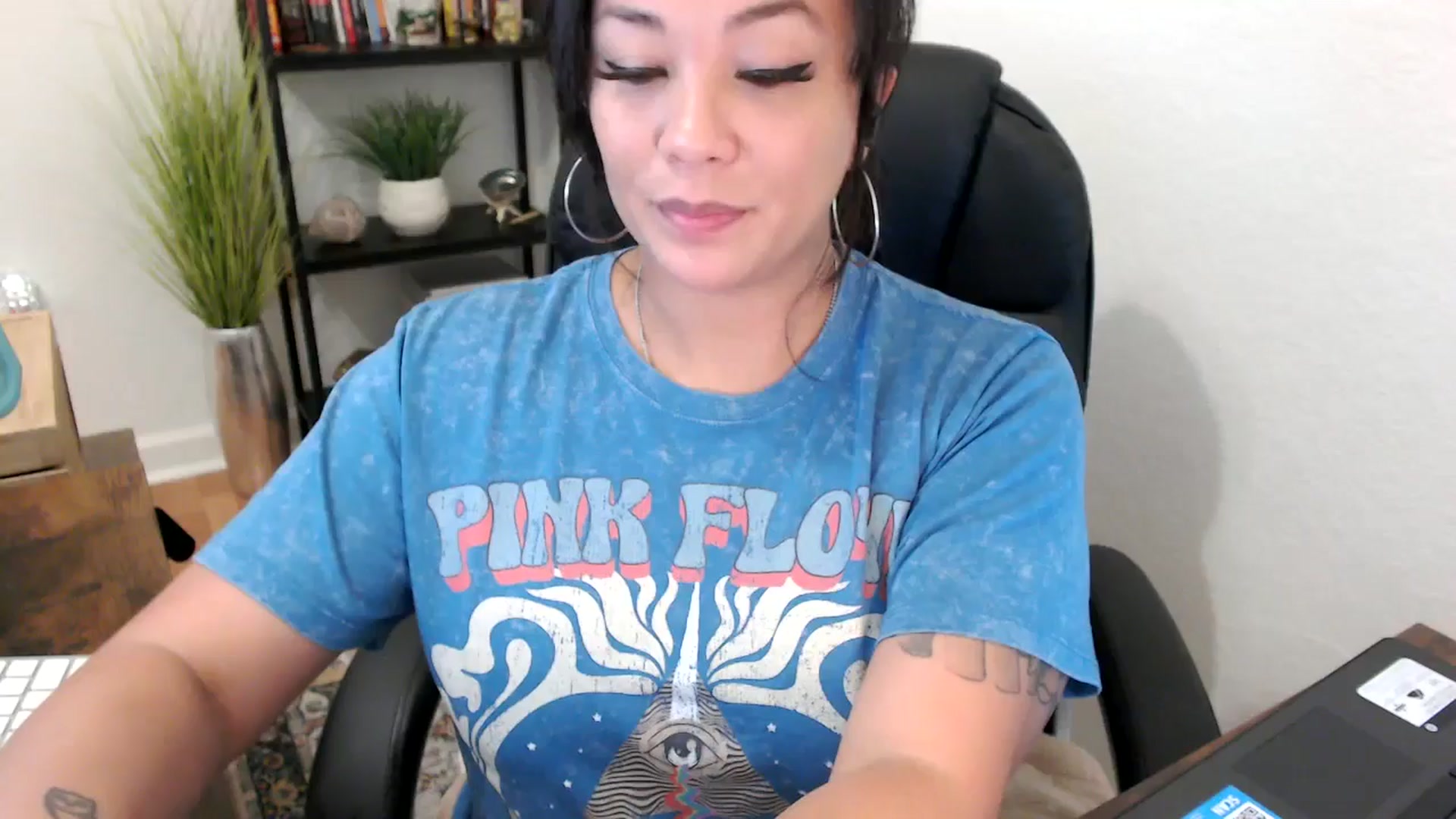 Gallery image thumbnail from MickaylaMinx's myfreecams stream on, 11/27/2024, 17:28 image 7 of 20
