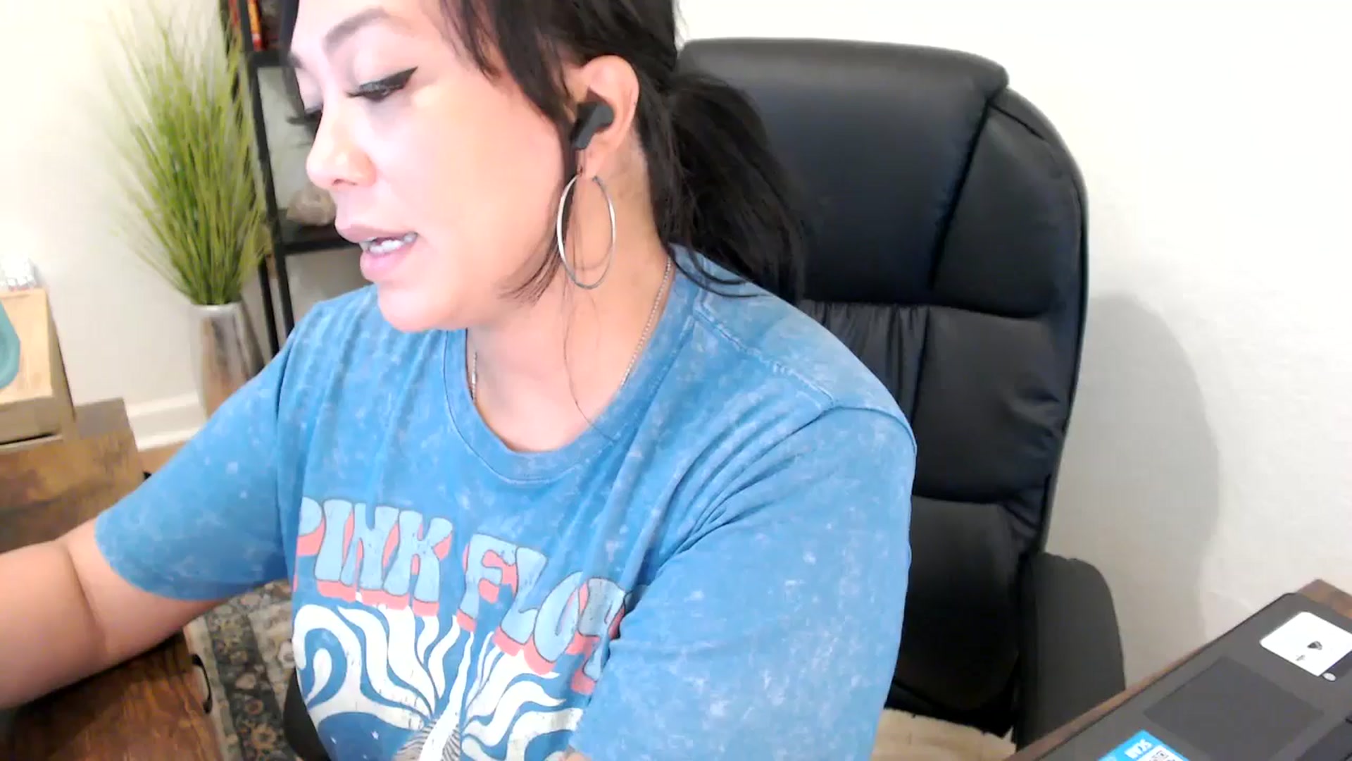 Gallery image thumbnail from MickaylaMinx's myfreecams stream on, 11/27/2024, 17:28 image 18 of 20