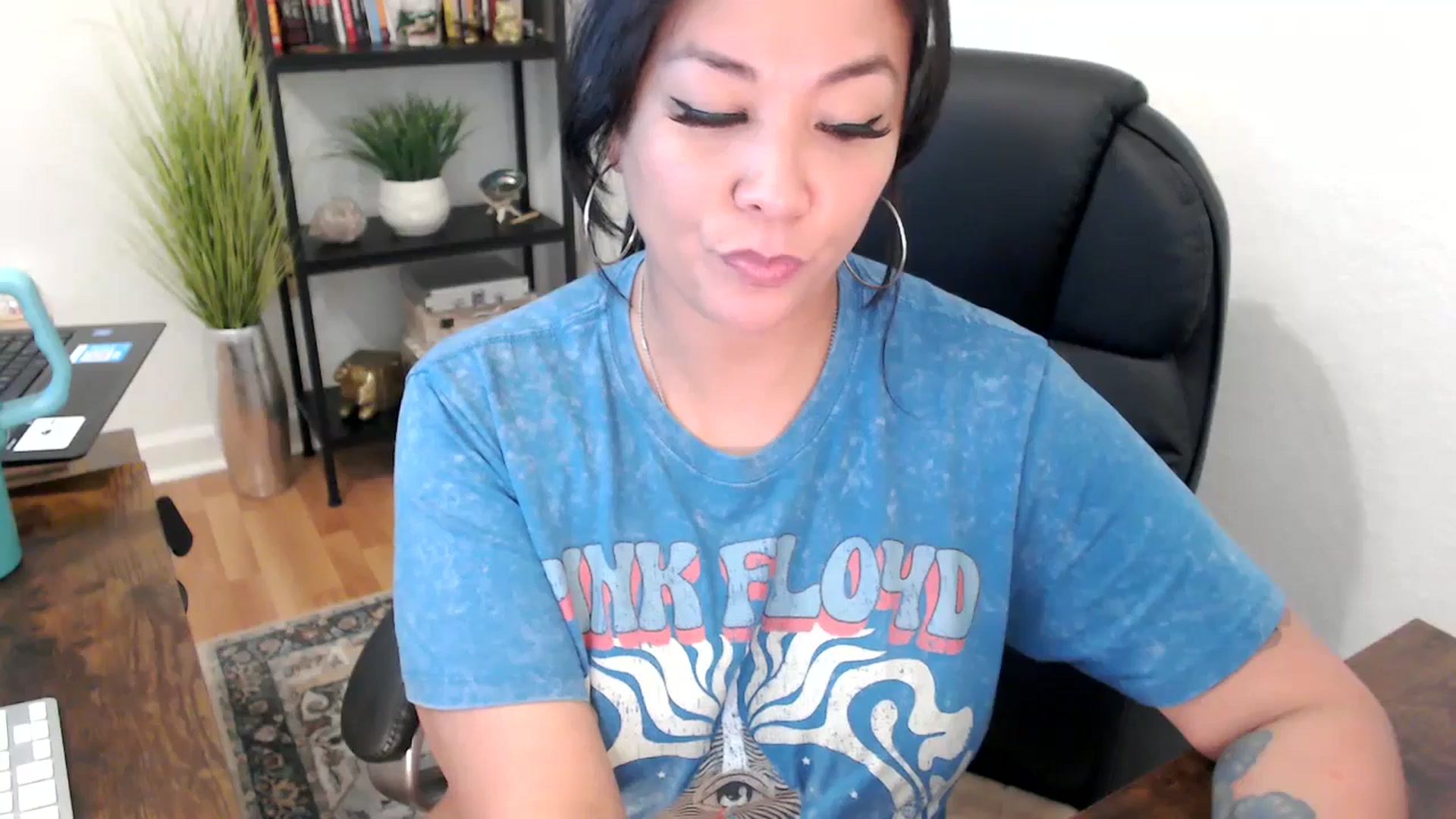Gallery image thumbnail from MickaylaMinx's myfreecams stream on, 11/27/2024, 19:21 image 4 of 20