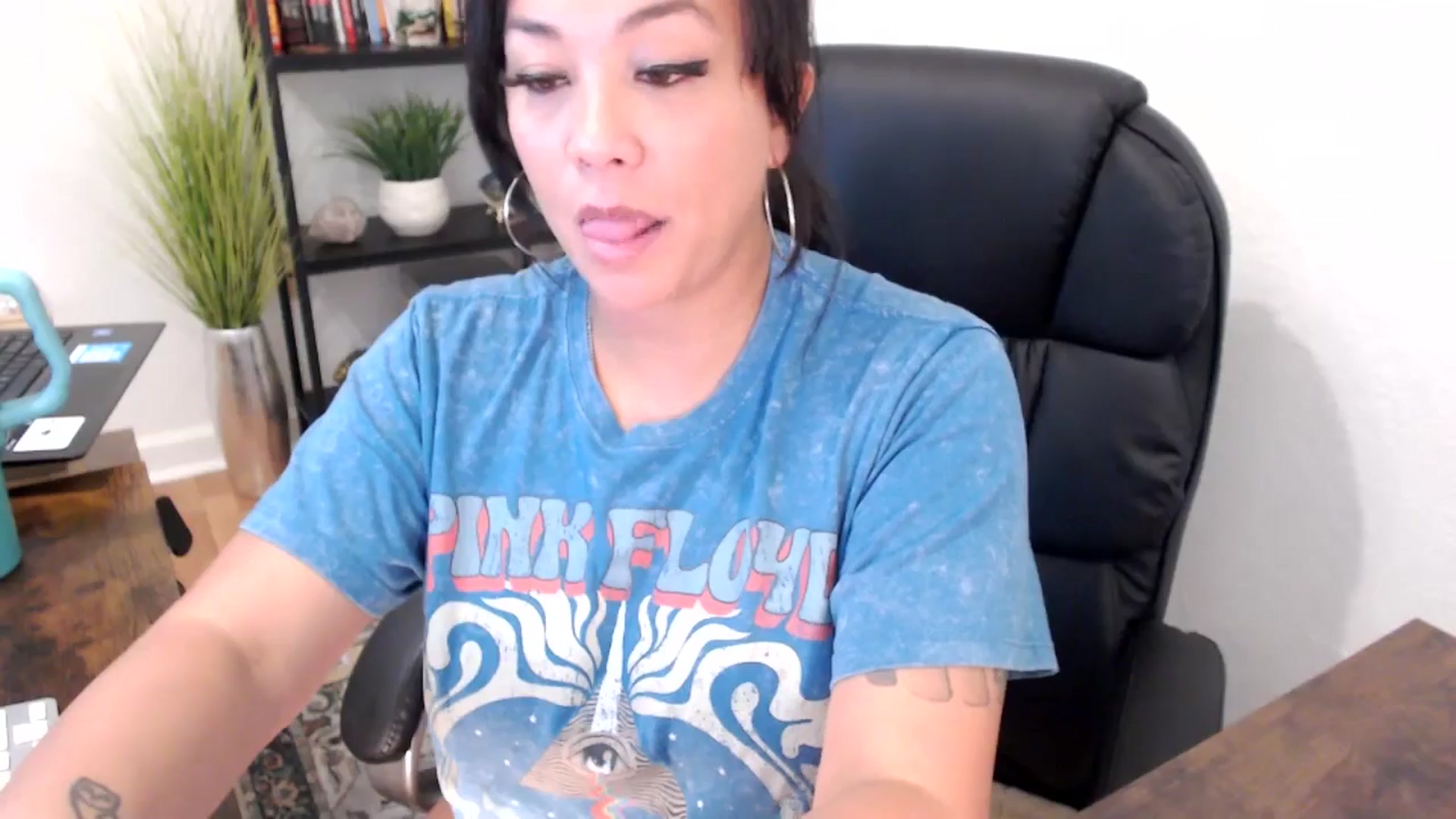 Gallery image thumbnail from MickaylaMinx's myfreecams stream on, 11/27/2024, 19:21 image 16 of 20