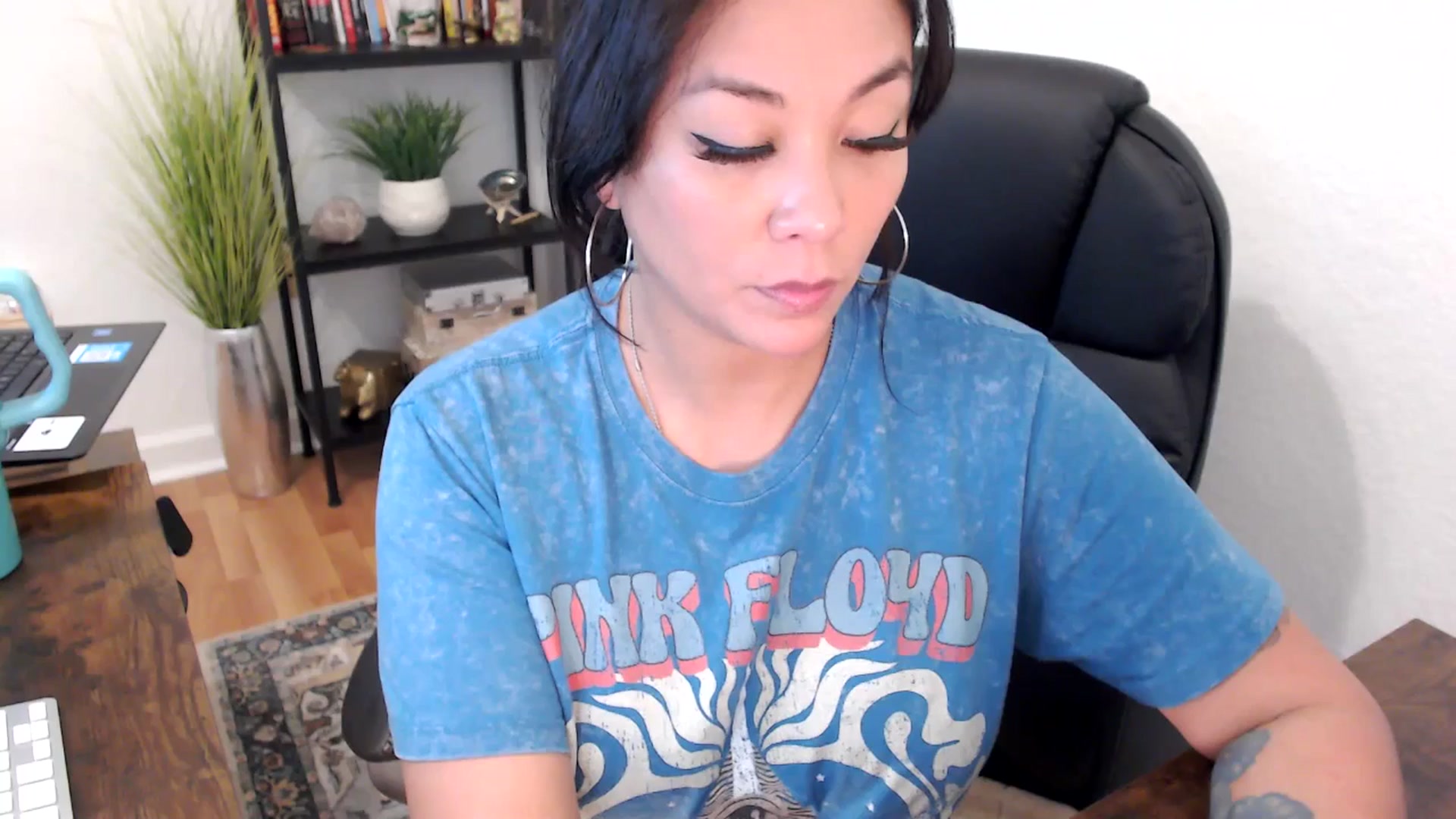 Gallery image thumbnail from MickaylaMinx's myfreecams stream on, 11/27/2024, 19:21 image 2 of 20