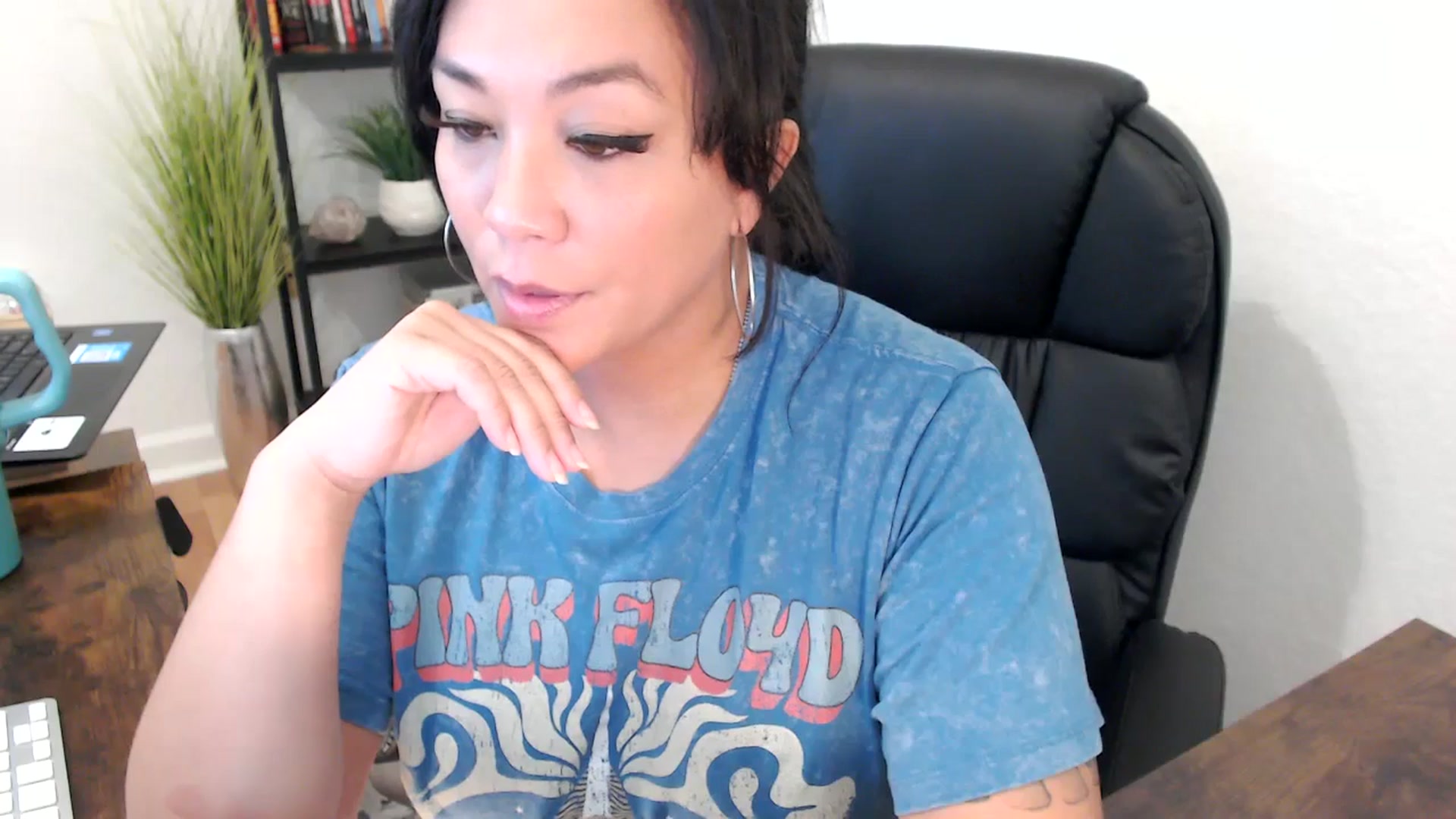 Gallery image thumbnail from MickaylaMinx's myfreecams stream on, 11/27/2024, 19:21 image 13 of 20