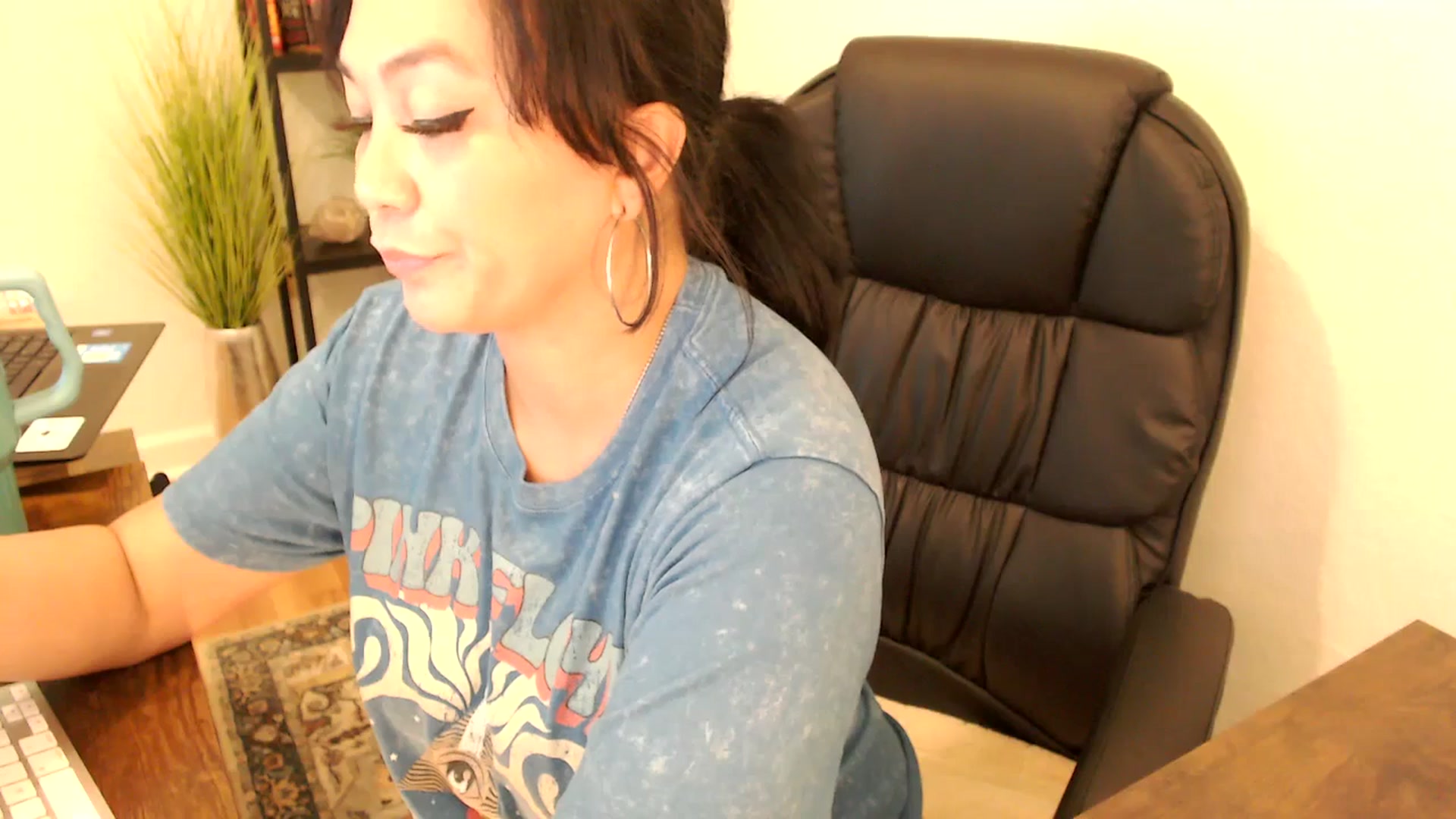 Gallery image thumbnail from MickaylaMinx's myfreecams stream on, 11/27/2024, 19:57 image 7 of 20