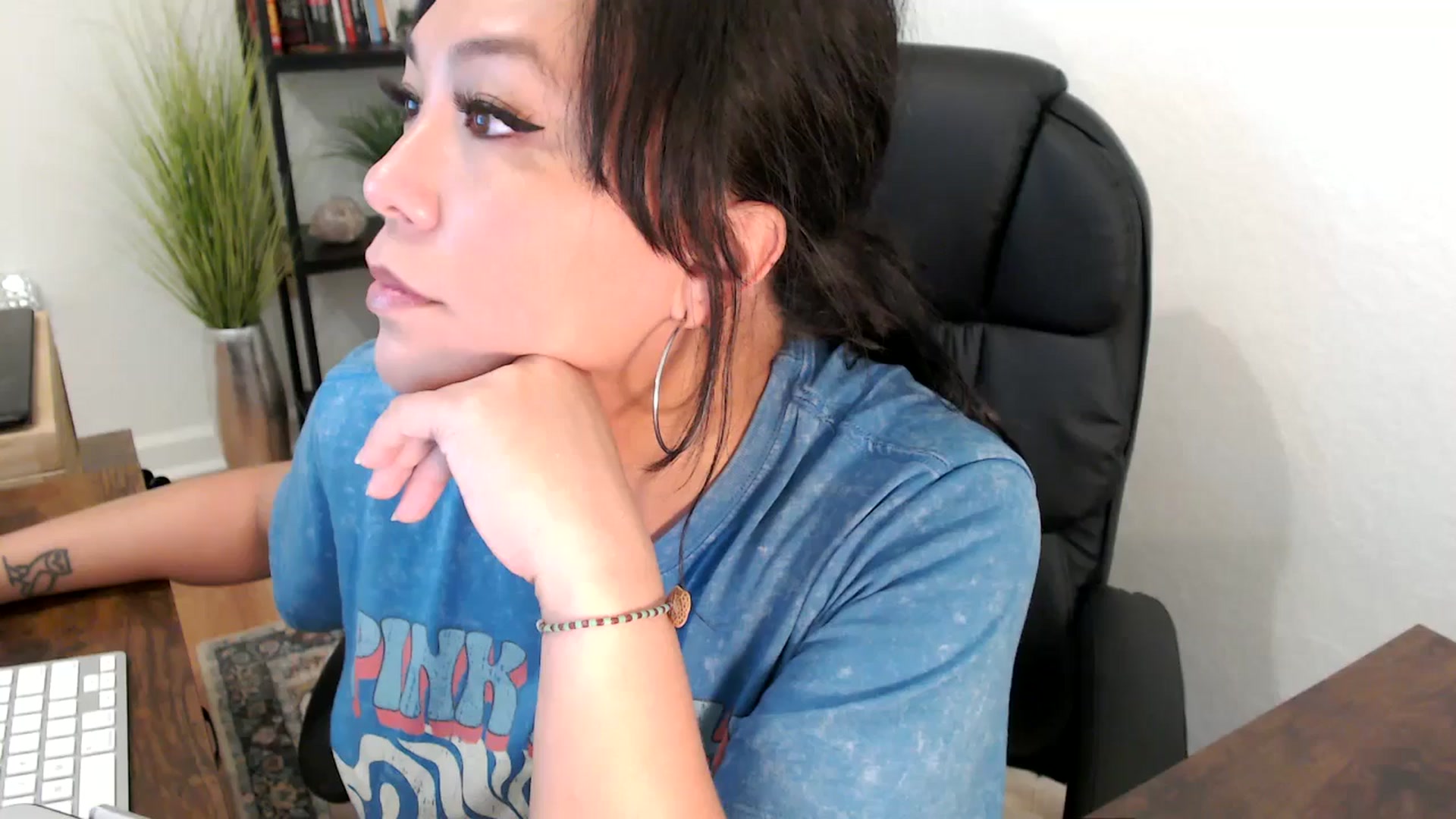 Gallery image thumbnail from MickaylaMinx's myfreecams stream on, 11/27/2024, 21:57 image 1 of 20