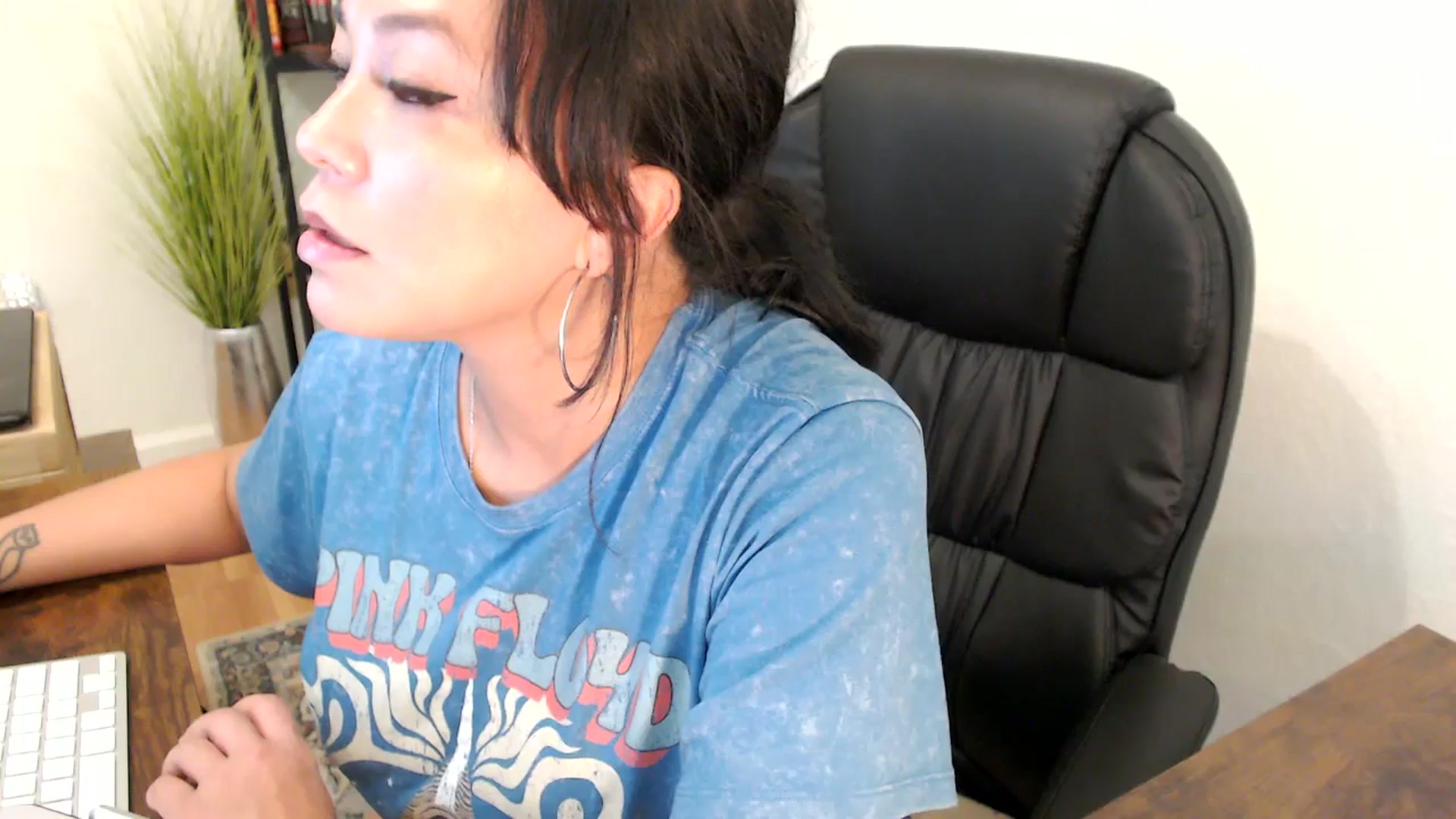 Gallery image thumbnail from MickaylaMinx's myfreecams stream on, 11/27/2024, 21:57 image 7 of 20