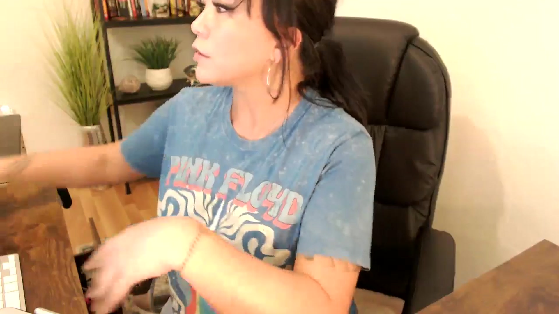 Gallery image thumbnail from MickaylaMinx's myfreecams stream on, 11/27/2024, 21:57 image 17 of 20