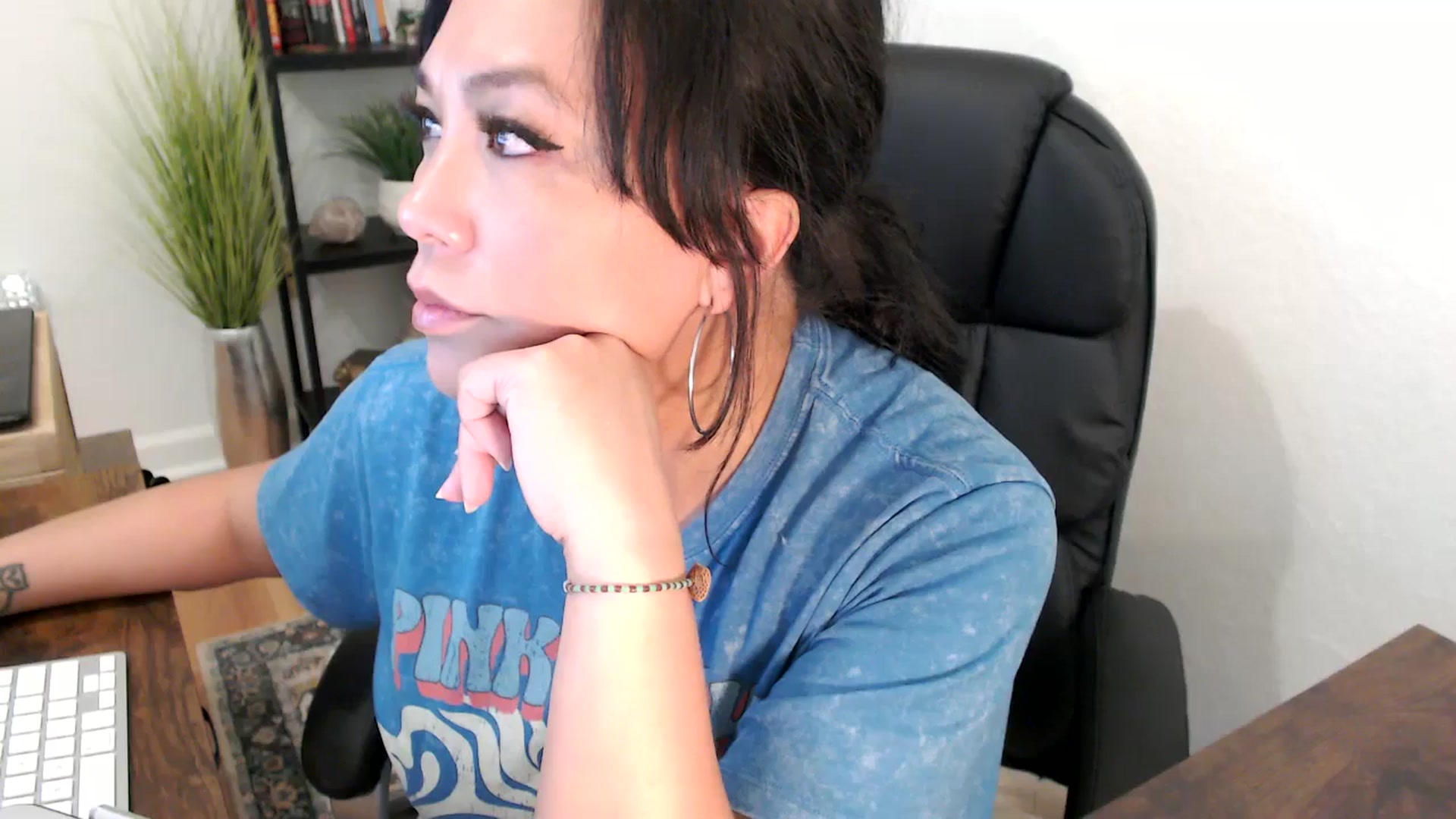 Gallery image thumbnail from MickaylaMinx's myfreecams stream on, 11/27/2024, 21:57 image 9 of 20