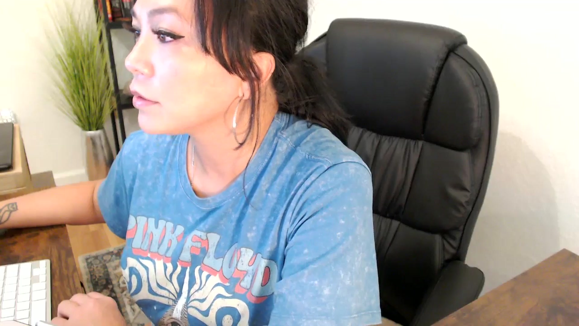 Gallery image thumbnail from MickaylaMinx's myfreecams stream on, 11/27/2024, 21:57 image 6 of 20