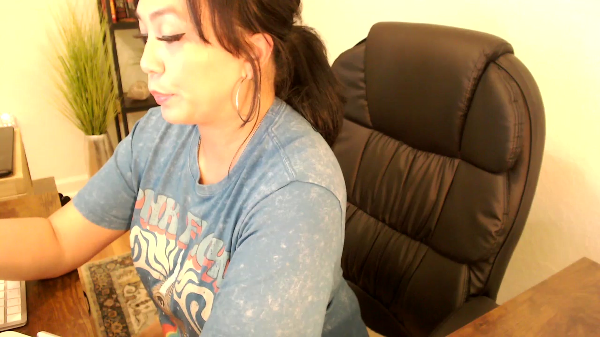 Gallery image thumbnail from MickaylaMinx's myfreecams stream on, 11/27/2024, 21:57 image 14 of 20