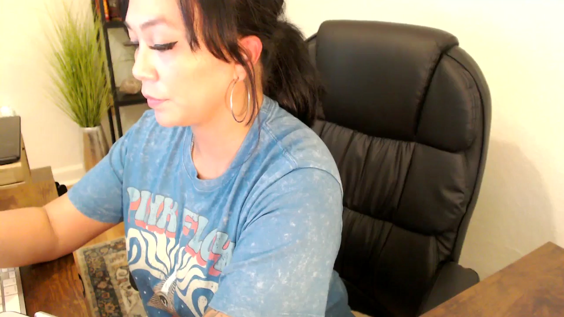Gallery image thumbnail from MickaylaMinx's myfreecams stream on, 11/27/2024, 22:11 image 14 of 20