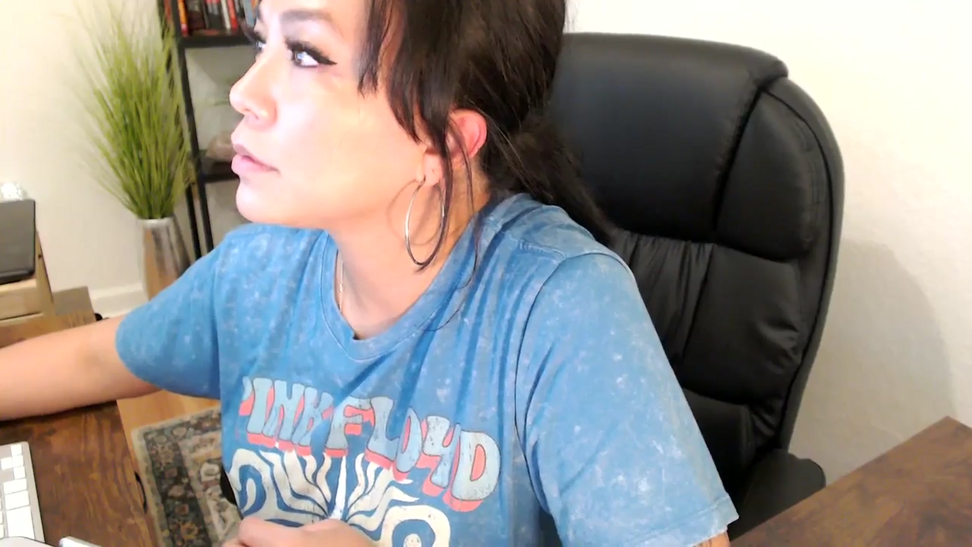 Gallery image thumbnail from MickaylaMinx's myfreecams stream on, 11/27/2024, 22:11 image 13 of 20