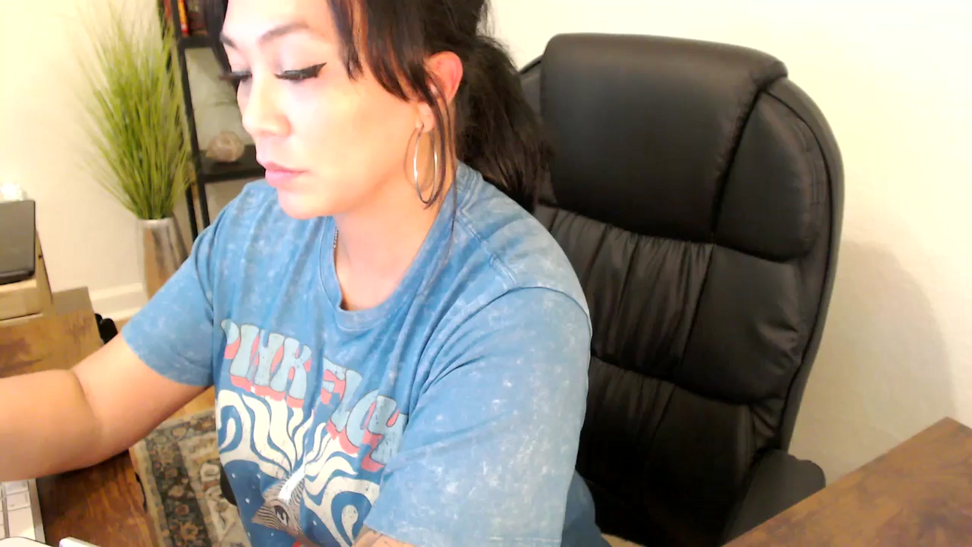 Gallery image thumbnail from MickaylaMinx's myfreecams stream on, 11/27/2024, 22:11 image 19 of 20