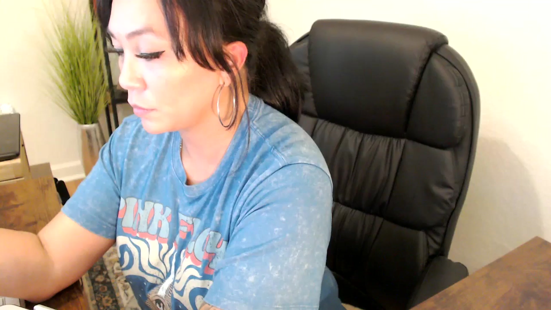 Gallery image thumbnail from MickaylaMinx's myfreecams stream on, 11/27/2024, 22:11 image 18 of 20