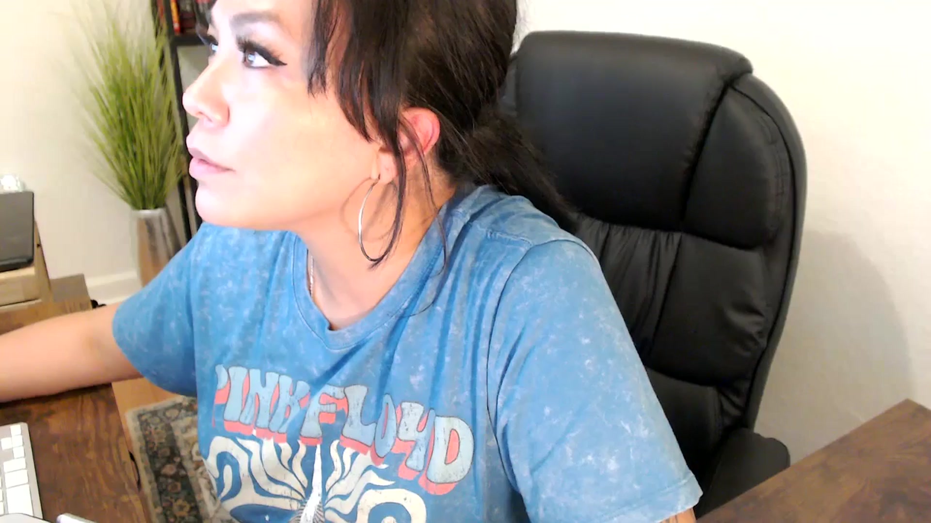 Gallery image thumbnail from MickaylaMinx's myfreecams stream on, 11/27/2024, 22:11 image 12 of 20