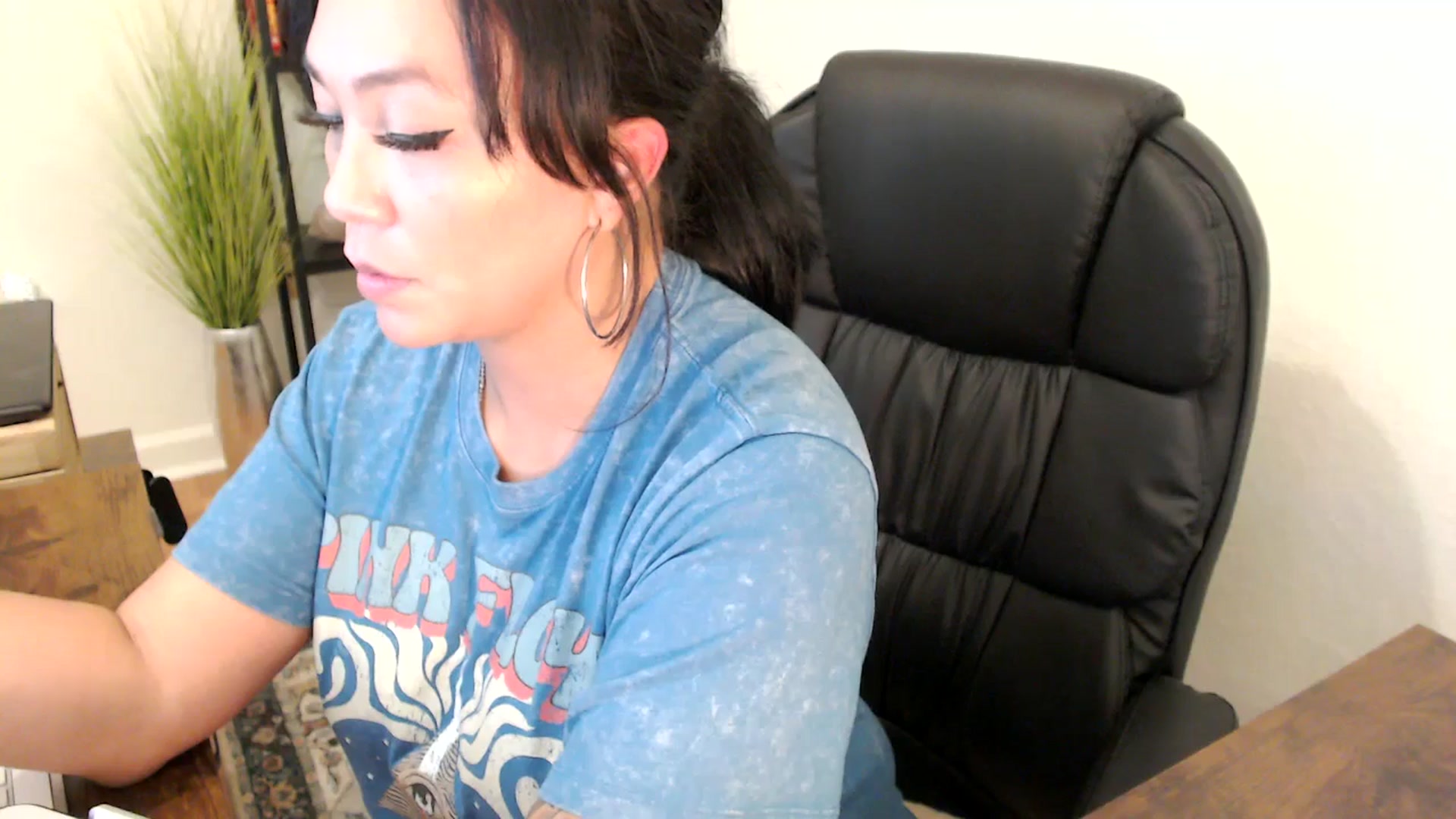 Gallery image thumbnail from MickaylaMinx's myfreecams stream on, 11/27/2024, 22:11 image 15 of 20