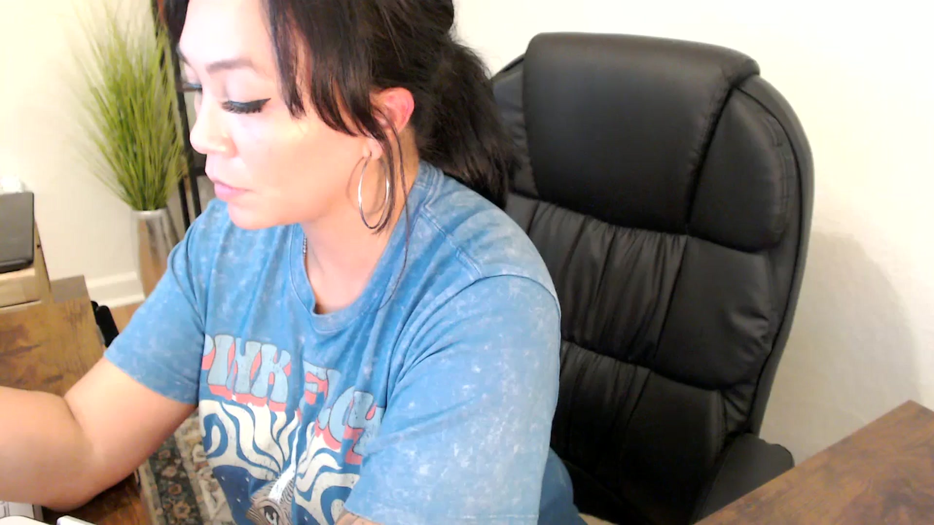 Gallery image thumbnail from MickaylaMinx's myfreecams stream on, 11/27/2024, 22:11 image 17 of 20