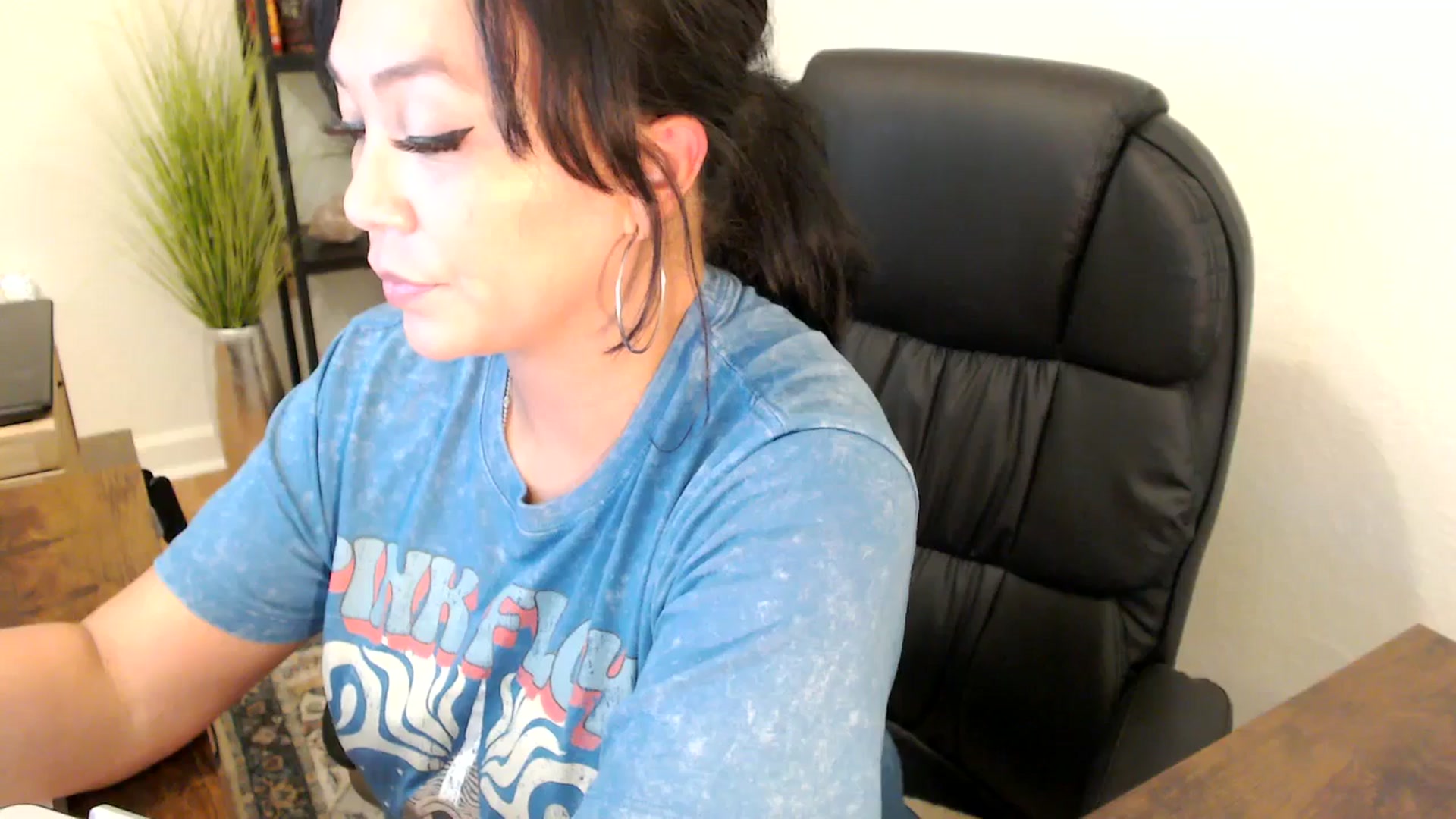 Gallery image thumbnail from MickaylaMinx's myfreecams stream on, 11/27/2024, 22:11 image 8 of 20