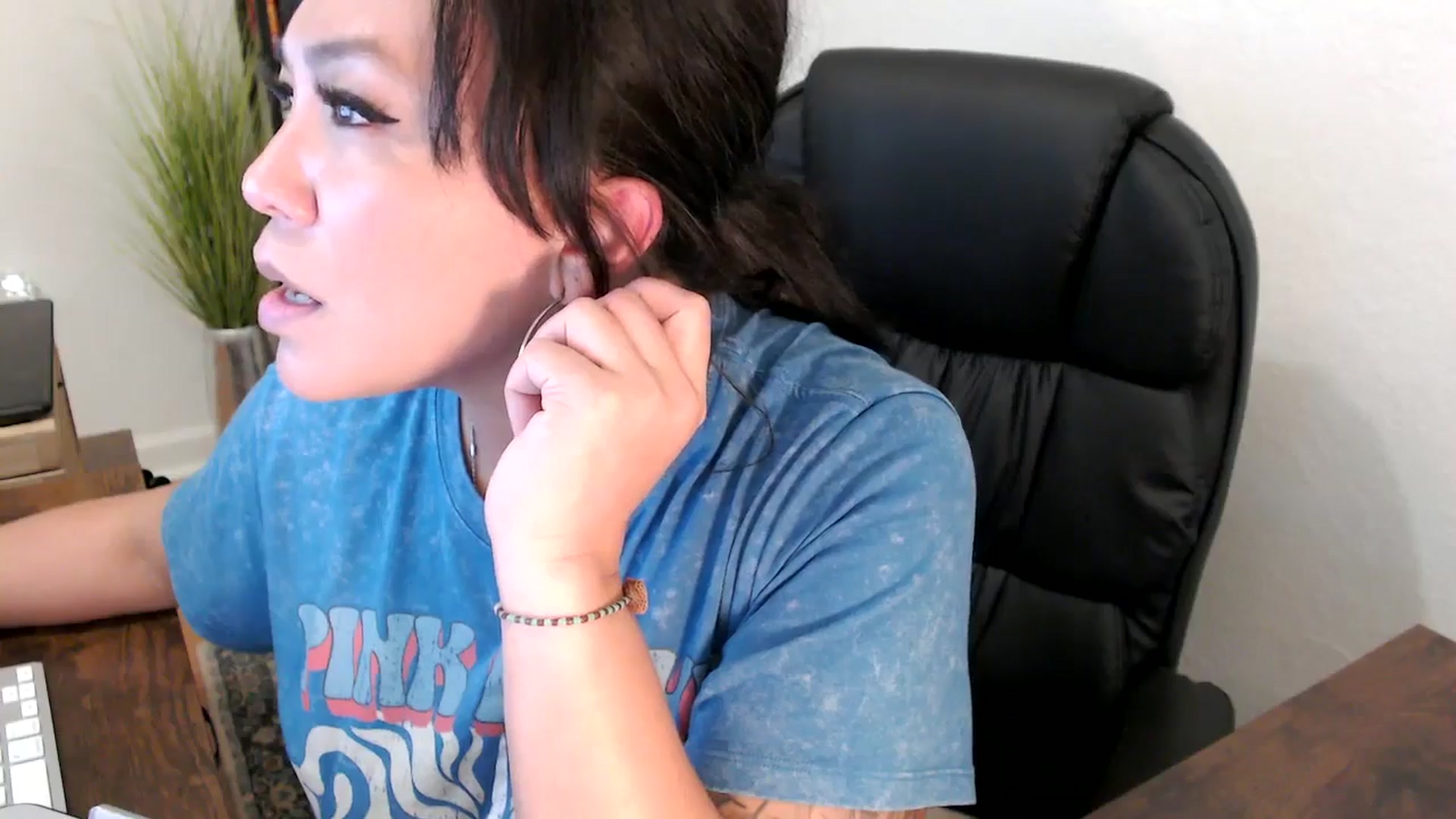 Gallery image thumbnail from MickaylaMinx's myfreecams stream on, 11/27/2024, 22:11 image 10 of 20