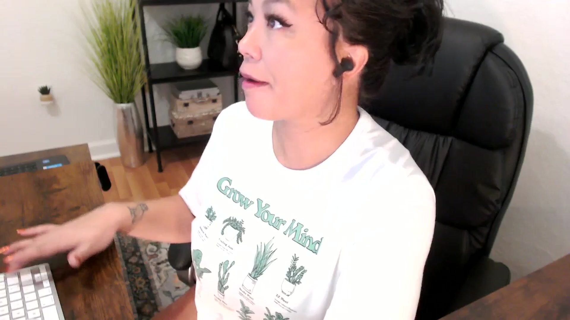 Gallery image thumbnail from MickaylaMinx's myfreecams stream on, 12/03/2024, 16:06 image 14 of 20