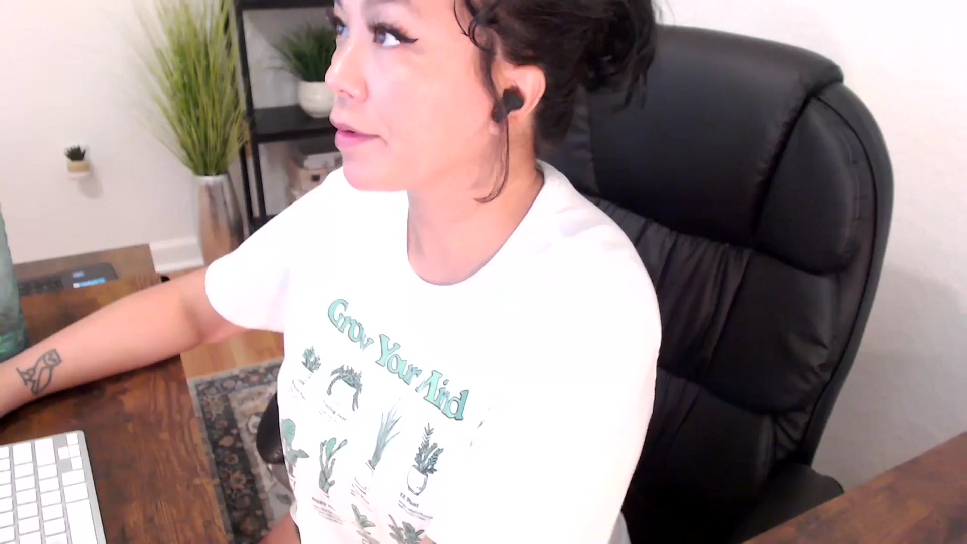 Gallery image thumbnail from MickaylaMinx's myfreecams stream on, 12/03/2024, 16:39 image 1 of 20