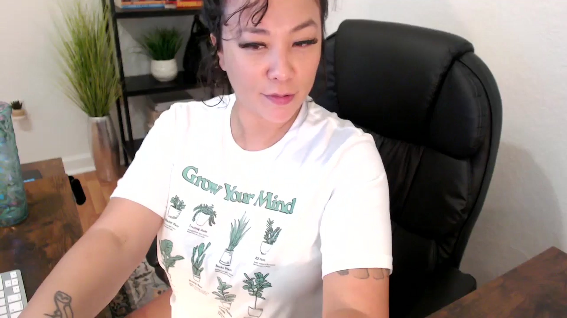 Gallery image thumbnail from MickaylaMinx's myfreecams stream on, 12/03/2024, 16:58 image 11 of 20