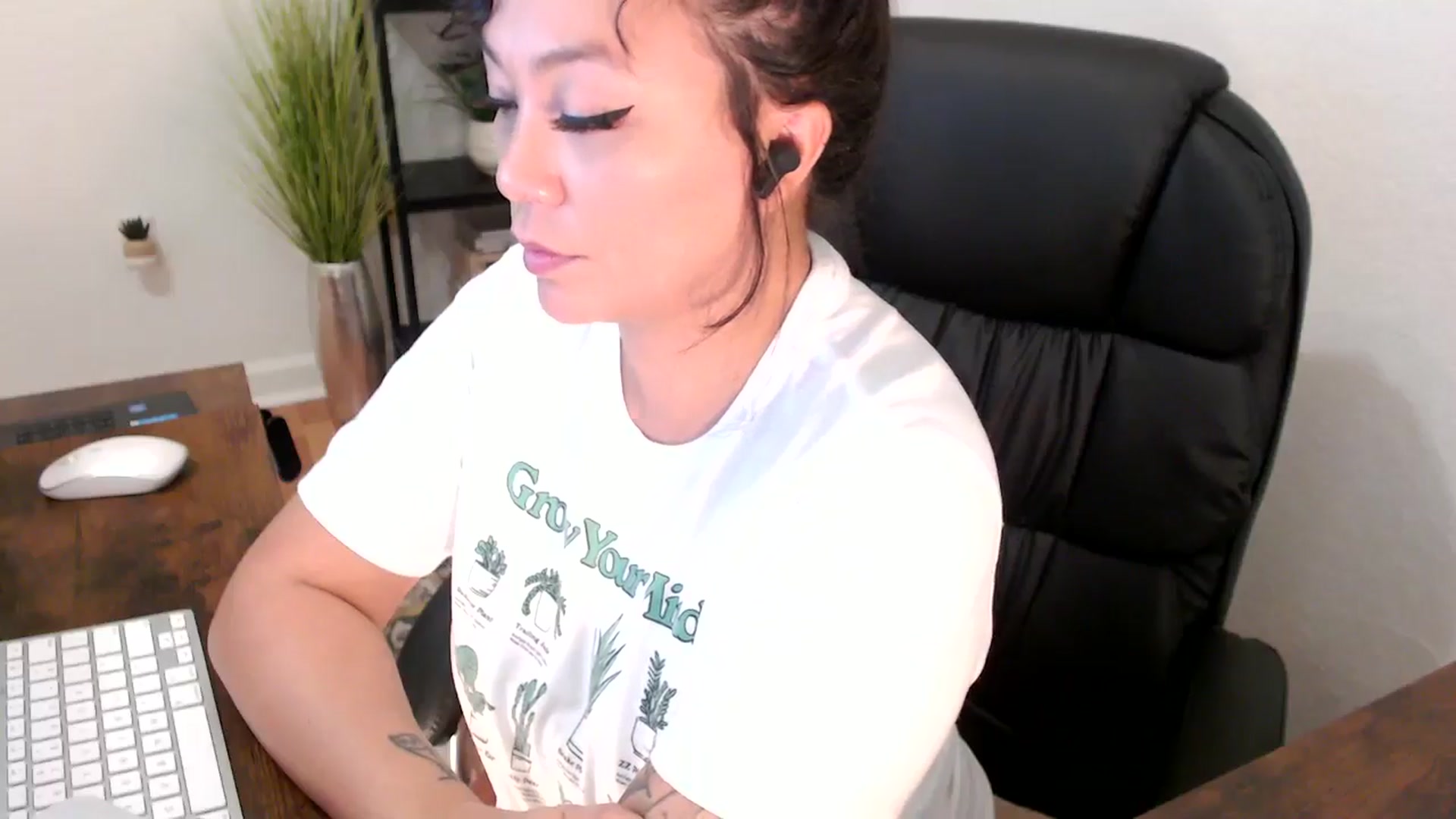 Gallery image thumbnail from MickaylaMinx's myfreecams stream on, 12/03/2024, 18:06 image 6 of 20