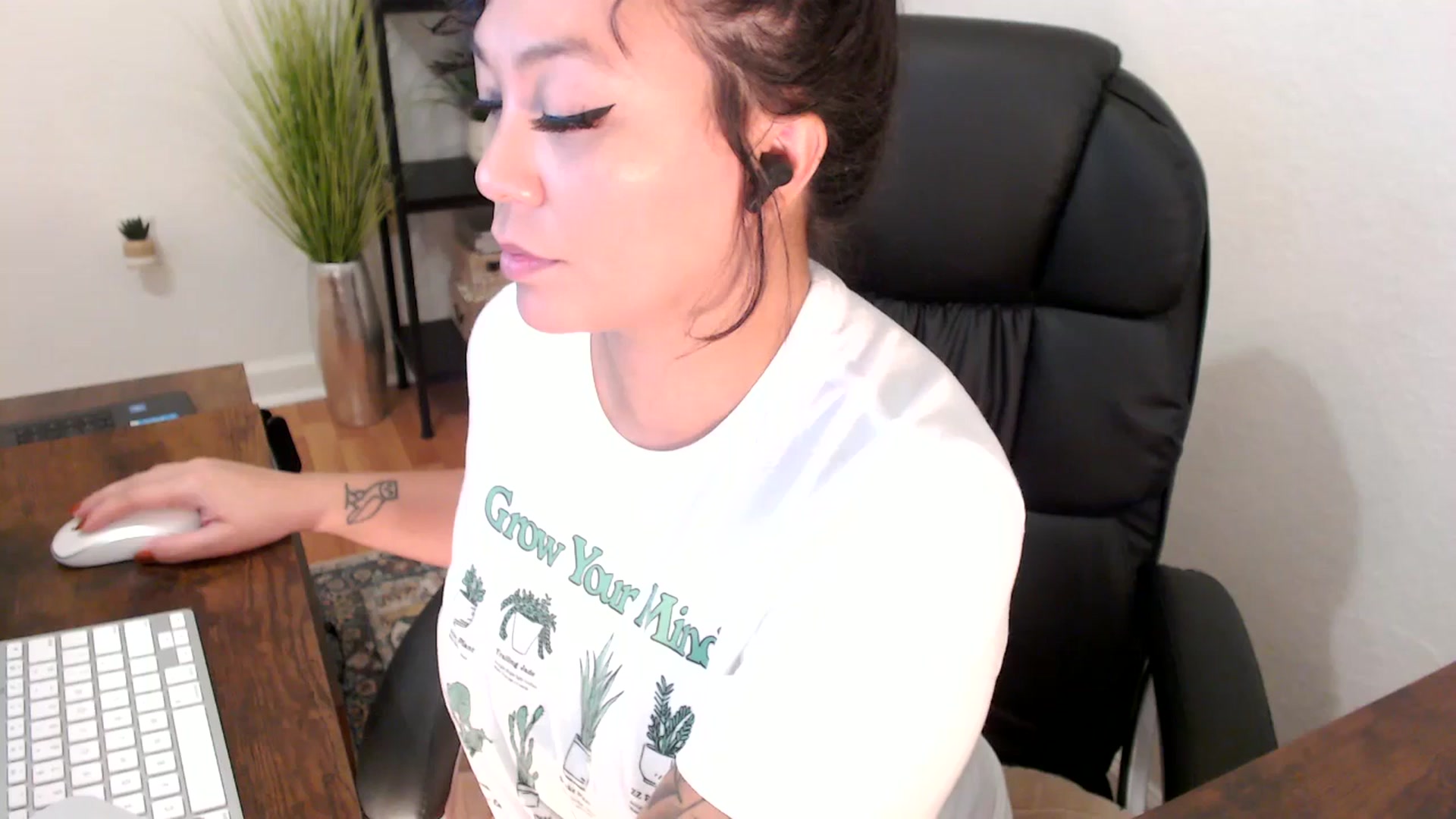 Gallery image thumbnail from MickaylaMinx's myfreecams stream on, 12/03/2024, 18:06 image 14 of 20