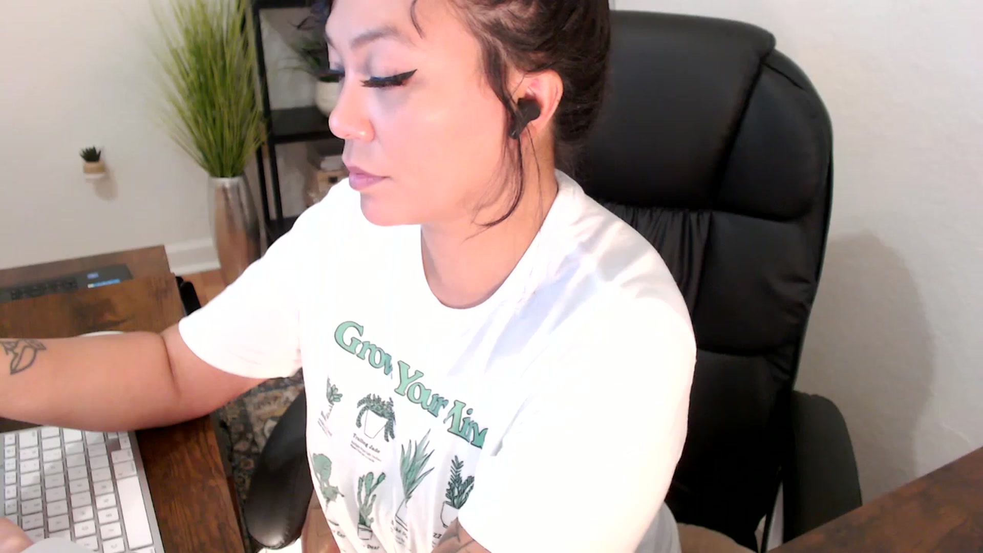 Gallery image thumbnail from MickaylaMinx's myfreecams stream on, 12/03/2024, 18:06 image 15 of 20