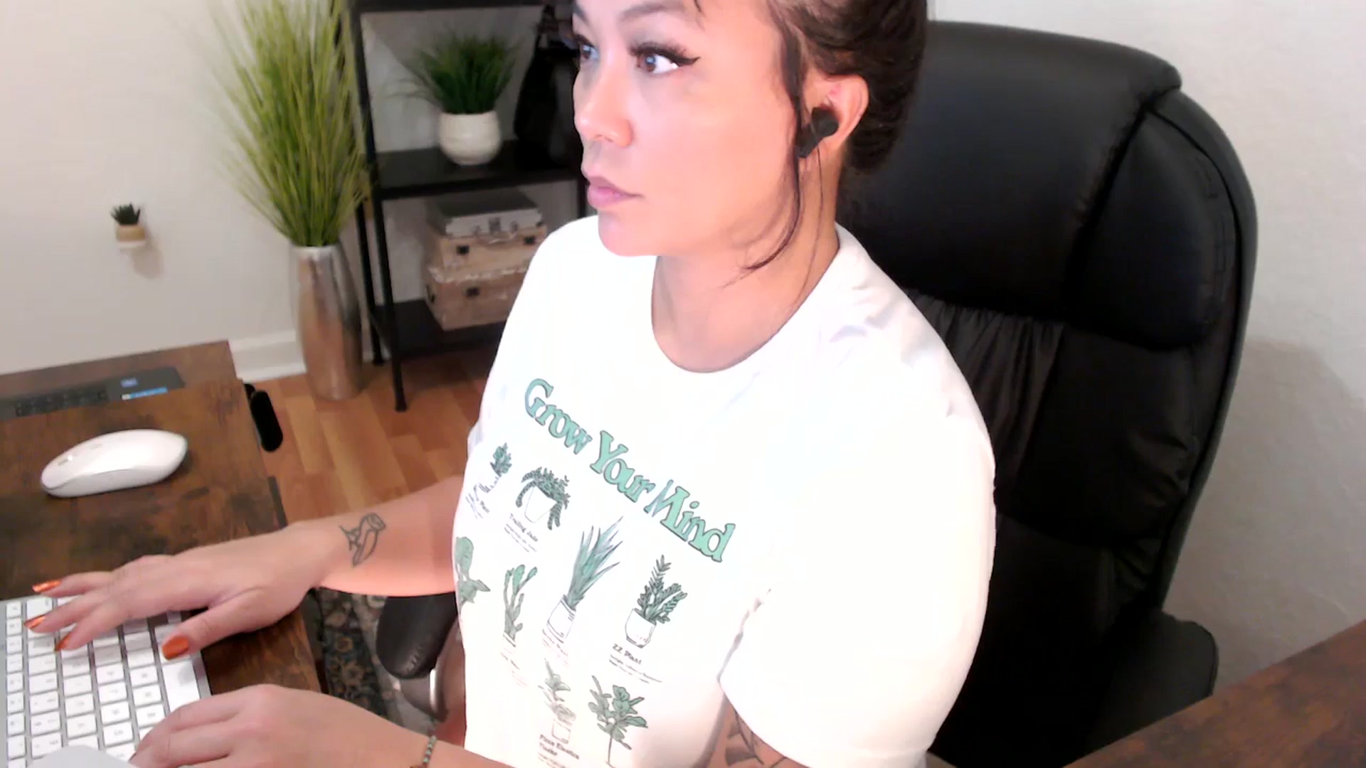 Gallery image thumbnail from MickaylaMinx's myfreecams stream on, 12/03/2024, 18:06 image 8 of 20