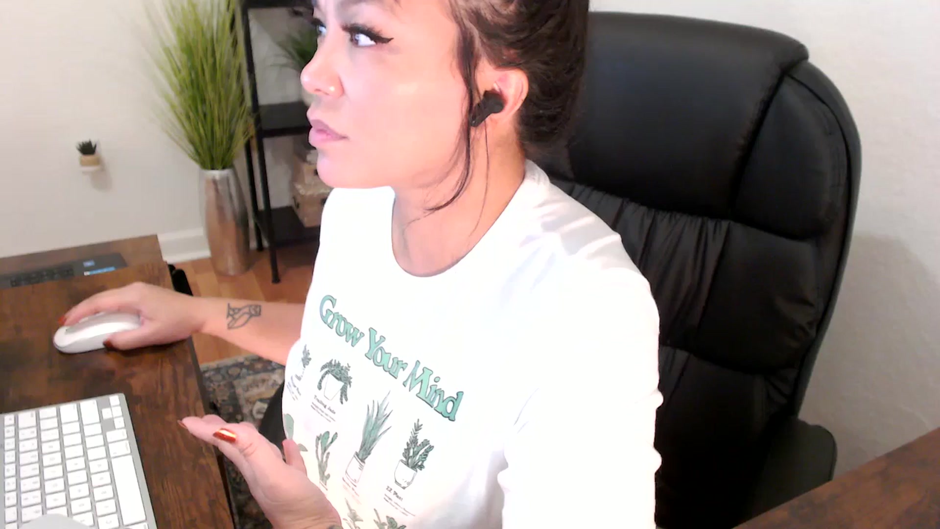 Gallery image thumbnail from MickaylaMinx's myfreecams stream on, 12/03/2024, 18:06 image 9 of 20