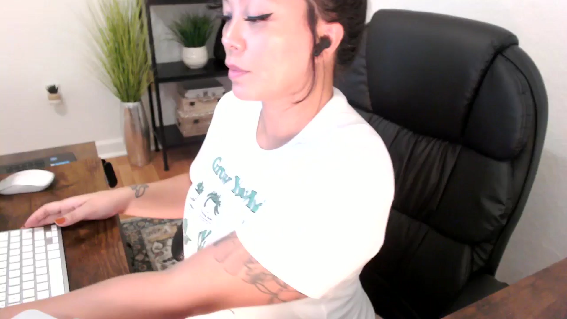 Gallery image thumbnail from MickaylaMinx's myfreecams stream on, 12/03/2024, 18:06 image 3 of 20