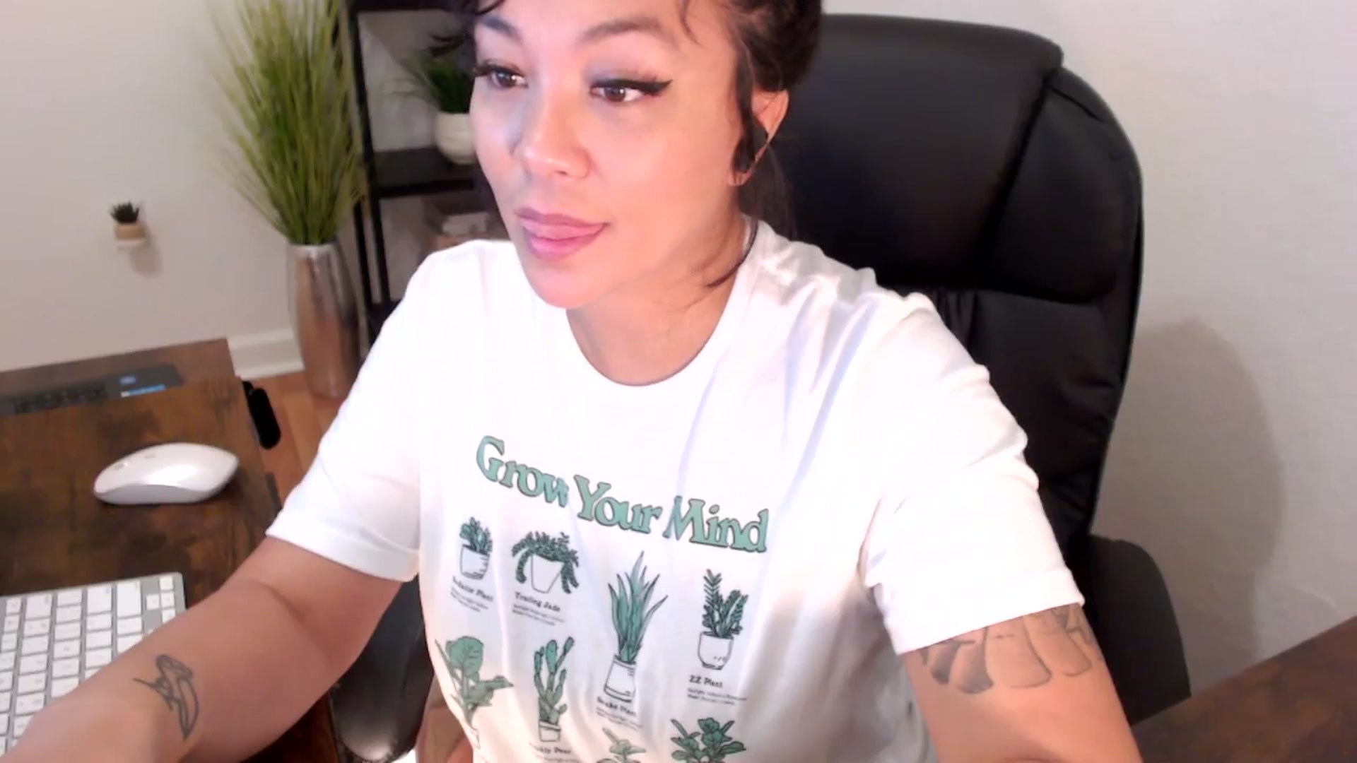 Gallery image thumbnail from MickaylaMinx's myfreecams stream on, 12/03/2024, 18:06 image 20 of 20