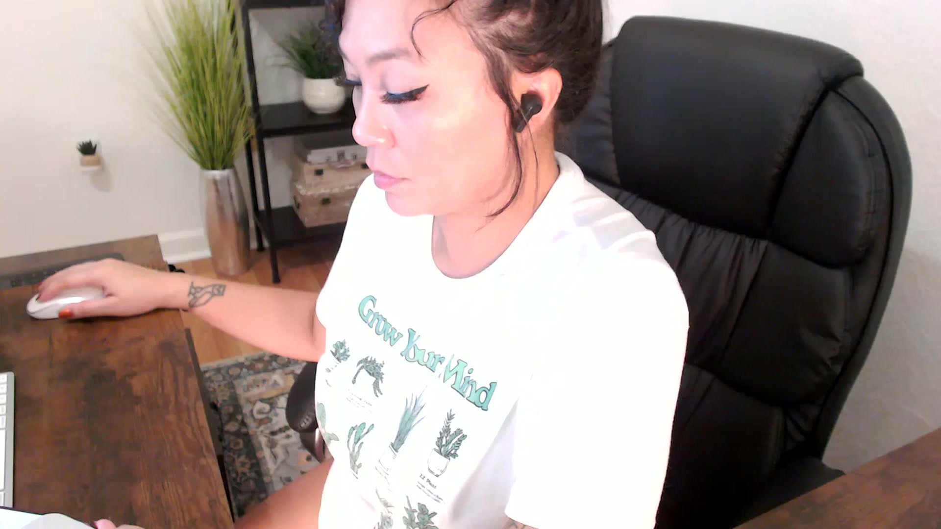 Gallery image thumbnail from MickaylaMinx's myfreecams stream on, 12/03/2024, 18:06 image 1 of 20