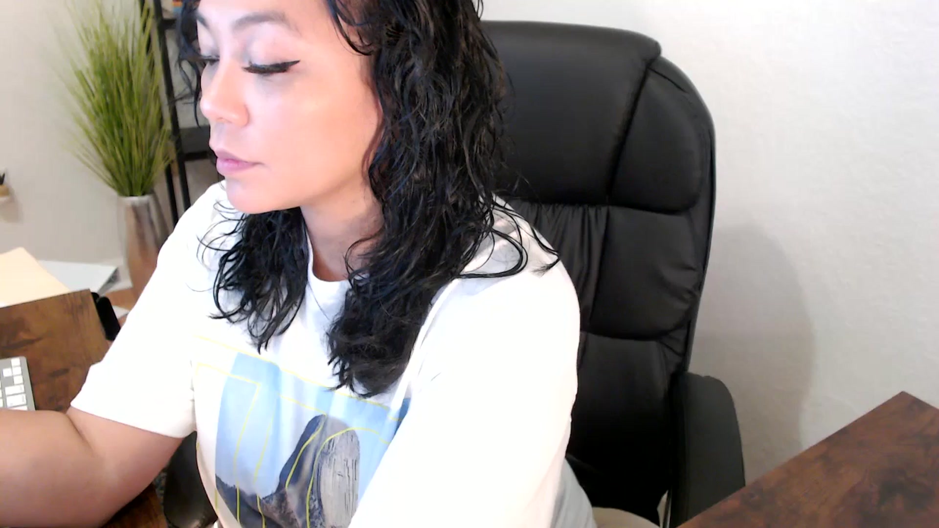 Gallery image thumbnail from MickaylaMinx's myfreecams stream on, 12/04/2024, 16:23 image 4 of 20
