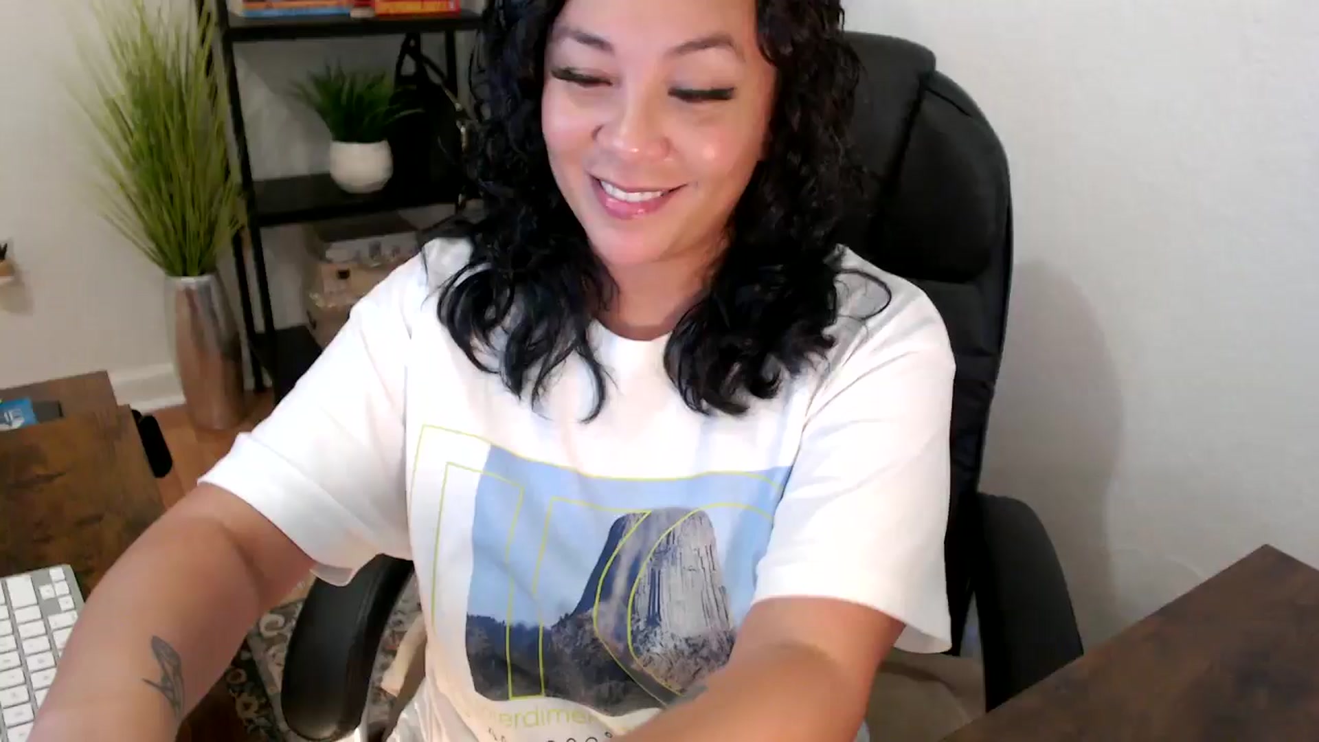 Gallery image thumbnail from MickaylaMinx's myfreecams stream on, 12/04/2024, 19:59 image 8 of 20