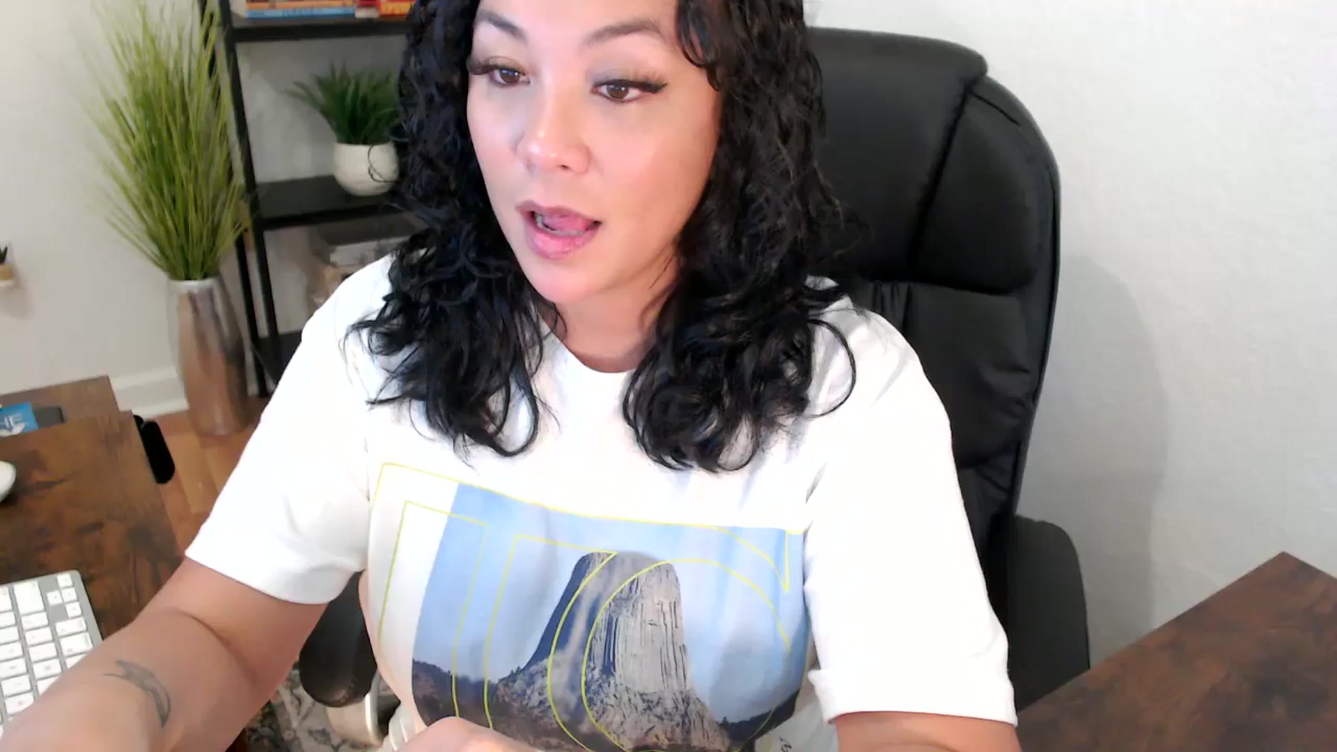 Gallery image thumbnail from MickaylaMinx's myfreecams stream on, 12/04/2024, 19:59 image 1 of 20
