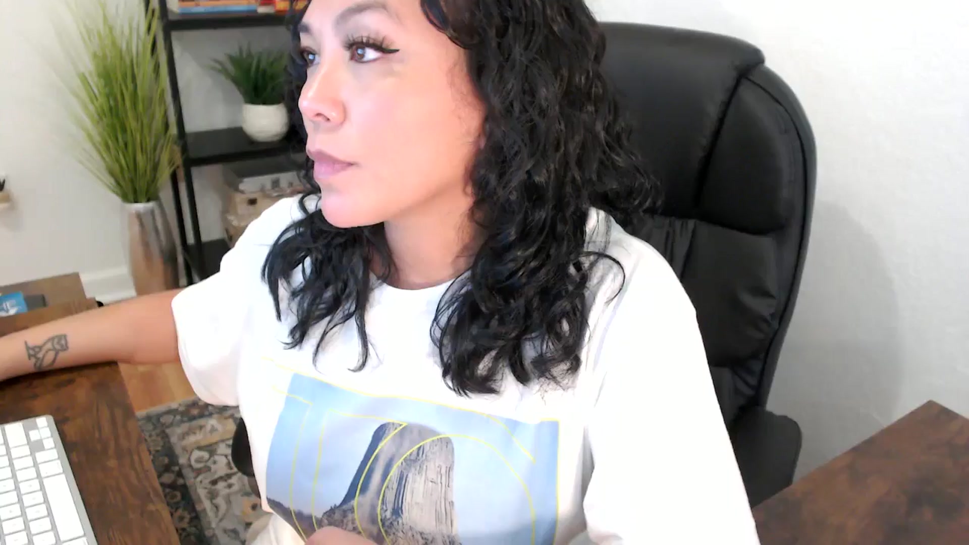 Gallery image thumbnail from MickaylaMinx's myfreecams stream on, 12/04/2024, 19:59 image 12 of 20