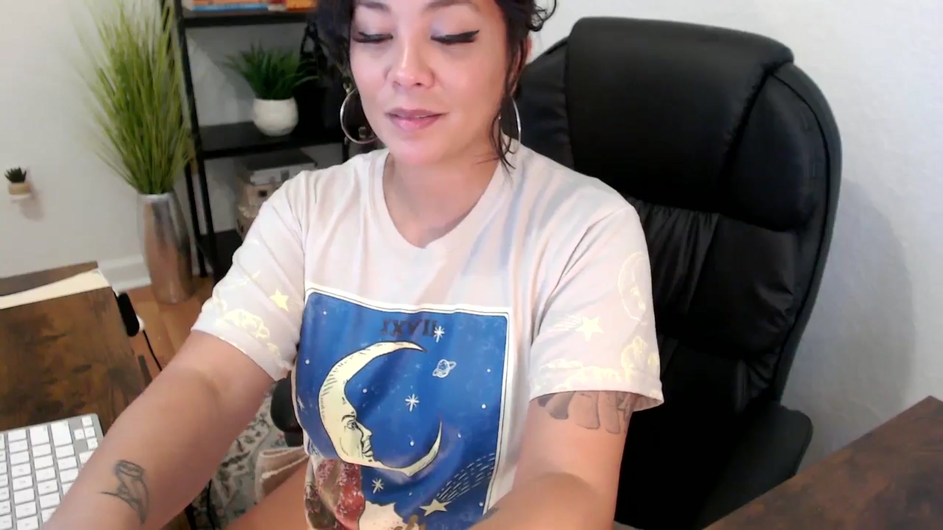 Gallery image thumbnail from MickaylaMinx's myfreecams stream on, 12/05/2024, 19:18 image 10 of 20