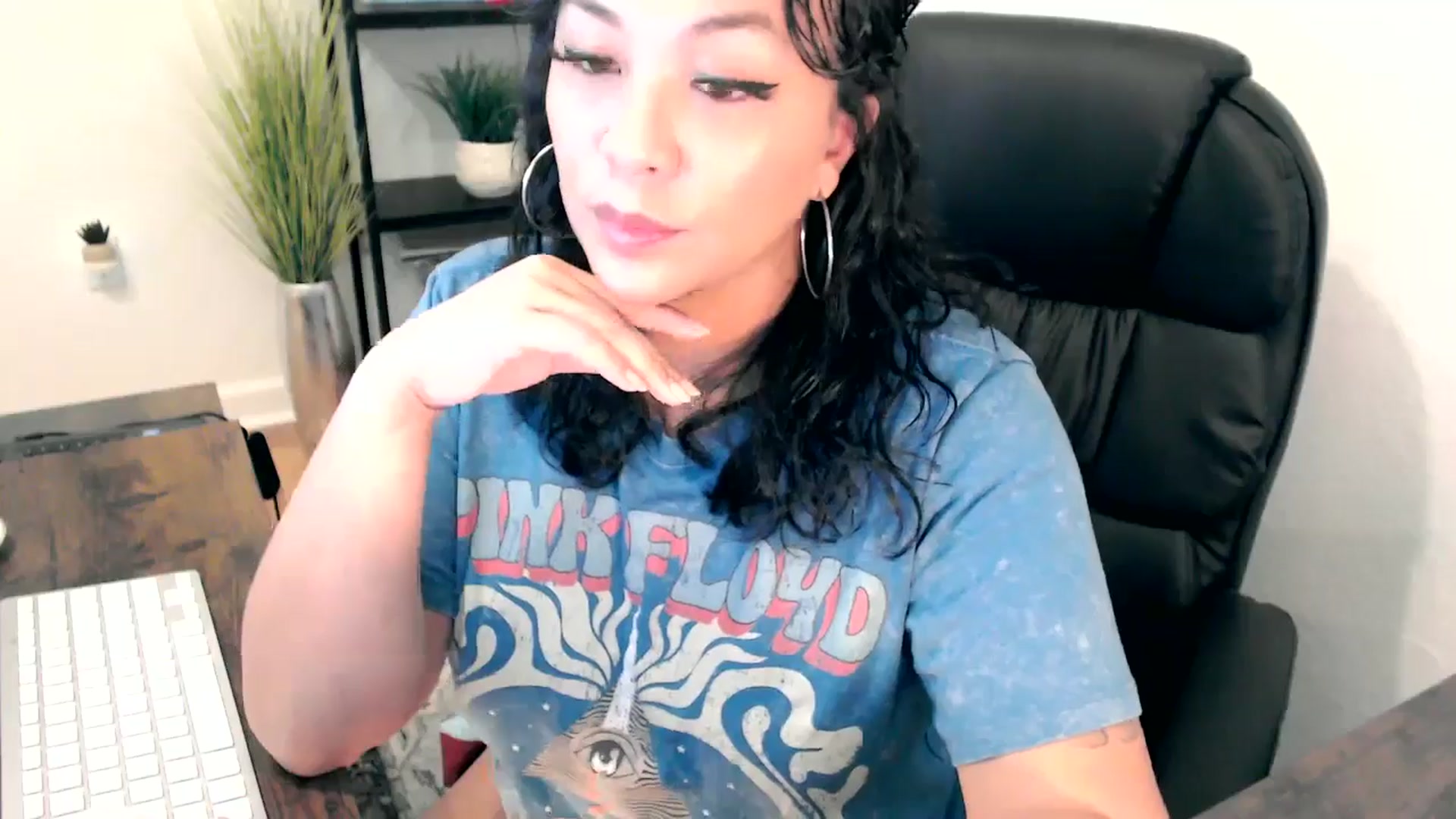 Gallery image thumbnail from MickaylaMinx's myfreecams stream on, 12/09/2024, 19:22 image 5 of 20