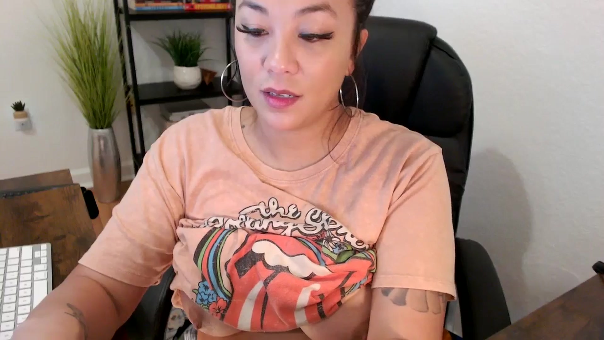 Gallery image thumbnail from MickaylaMinx's myfreecams stream on, 12/10/2024, 16:16 image 13 of 20