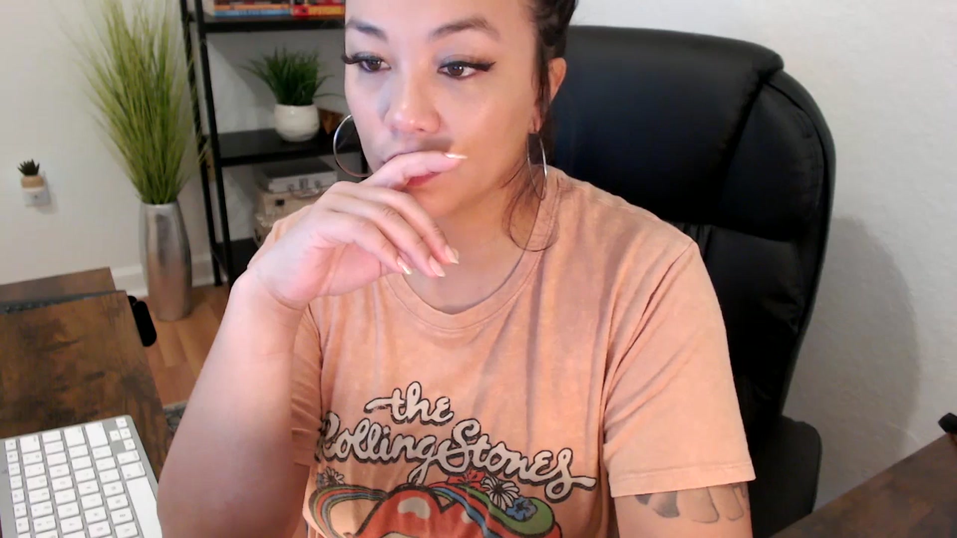 Gallery image thumbnail from MickaylaMinx's myfreecams stream on, 12/10/2024, 16:16 image 6 of 20