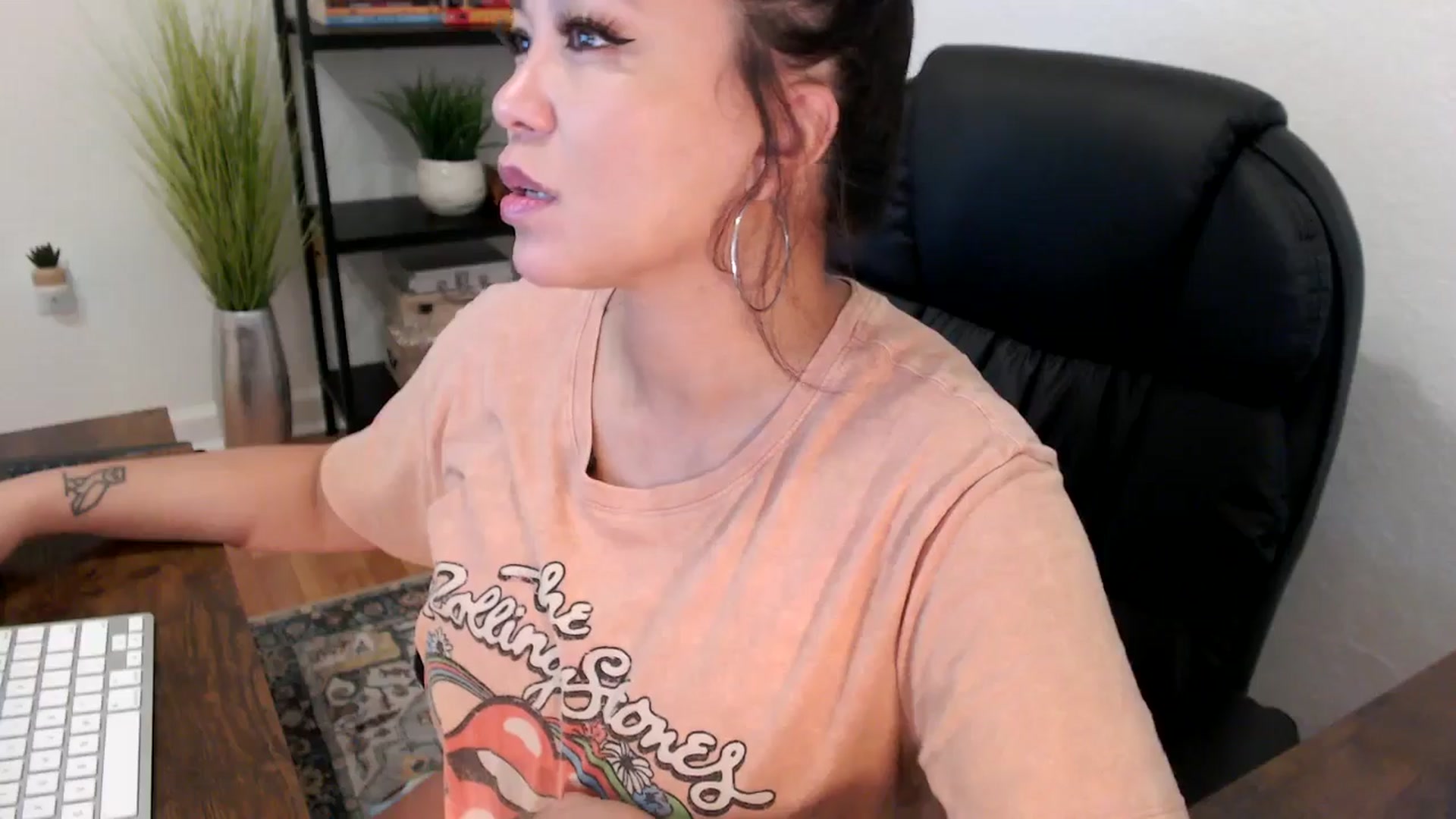 Gallery image thumbnail from MickaylaMinx's myfreecams stream on, 12/10/2024, 16:32 image 3 of 20
