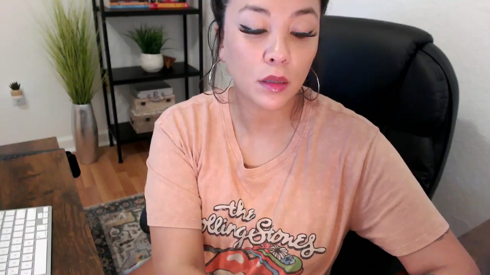 Gallery image thumbnail from MickaylaMinx's myfreecams stream on, 12/10/2024, 16:32 image 6 of 20
