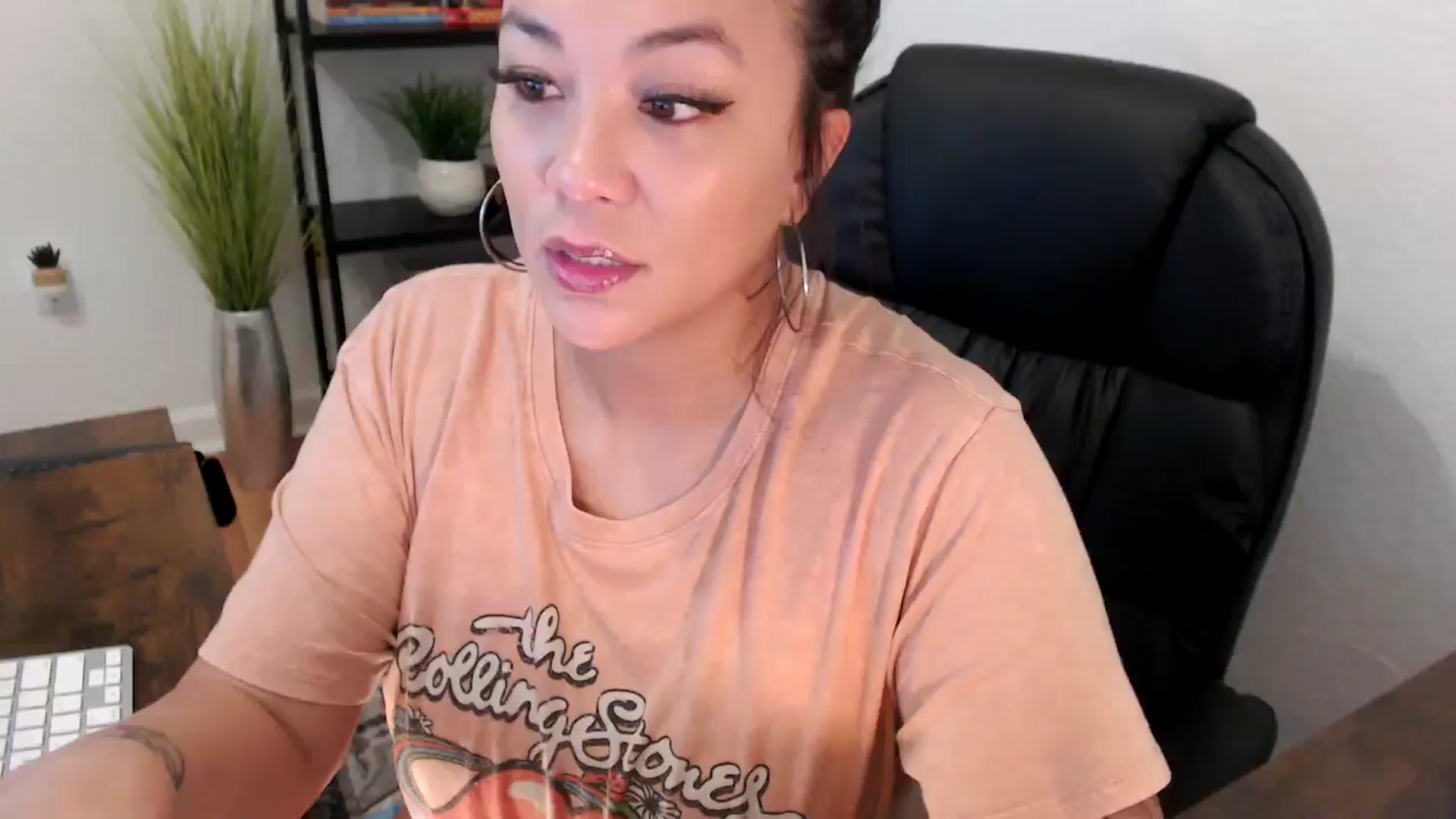 Gallery image thumbnail from MickaylaMinx's myfreecams stream on, 12/10/2024, 16:32 image 19 of 20